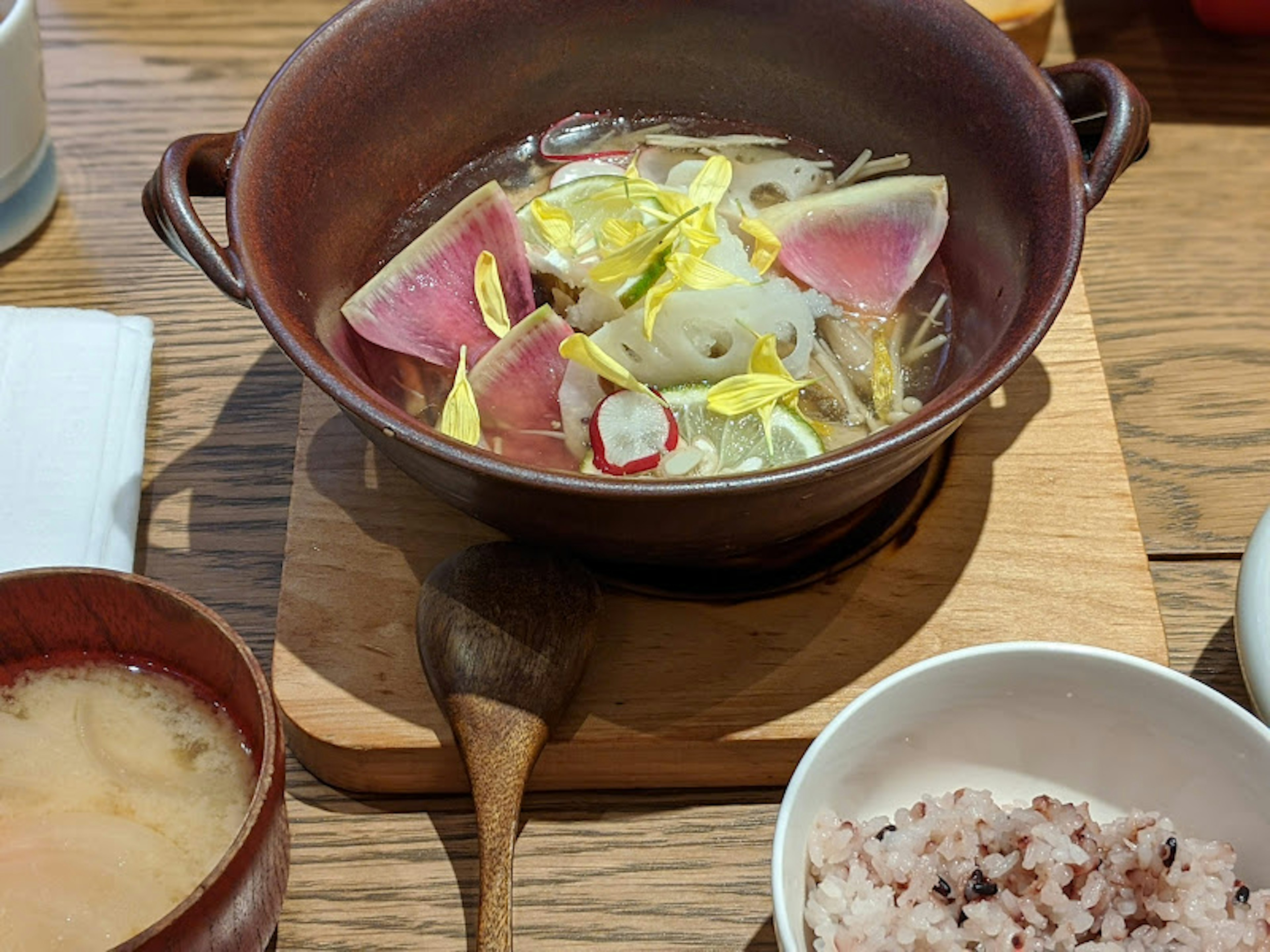 美しい盛り付けの和食のスープとご飯のプレート