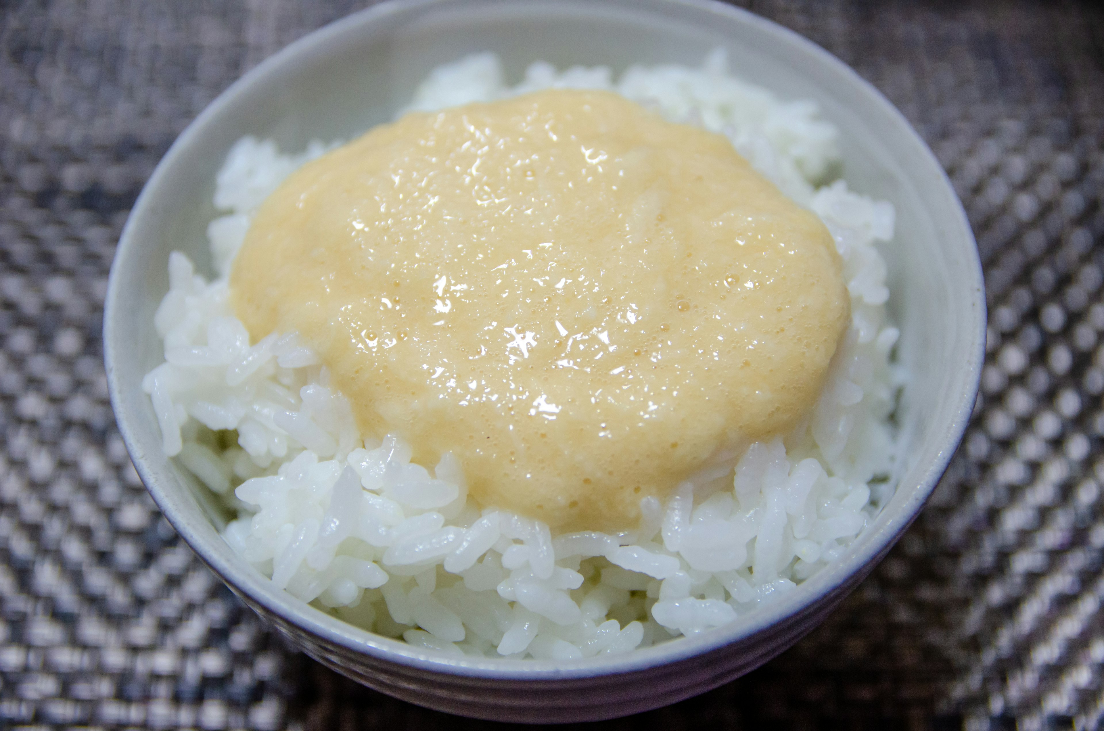 Tazón de arroz blanco cubierto con salsa cremosa