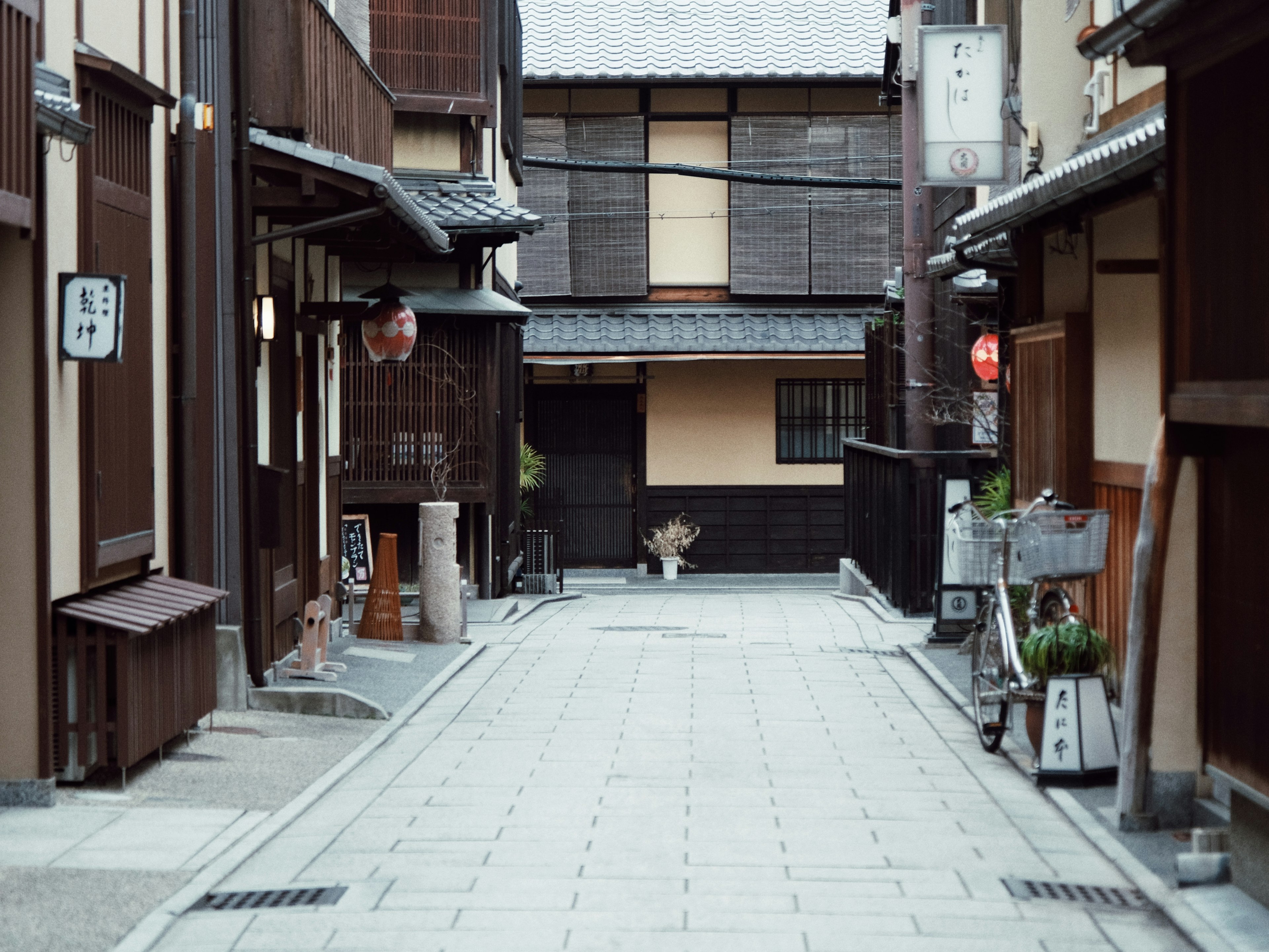 狭窄街道旁的传统日本房屋