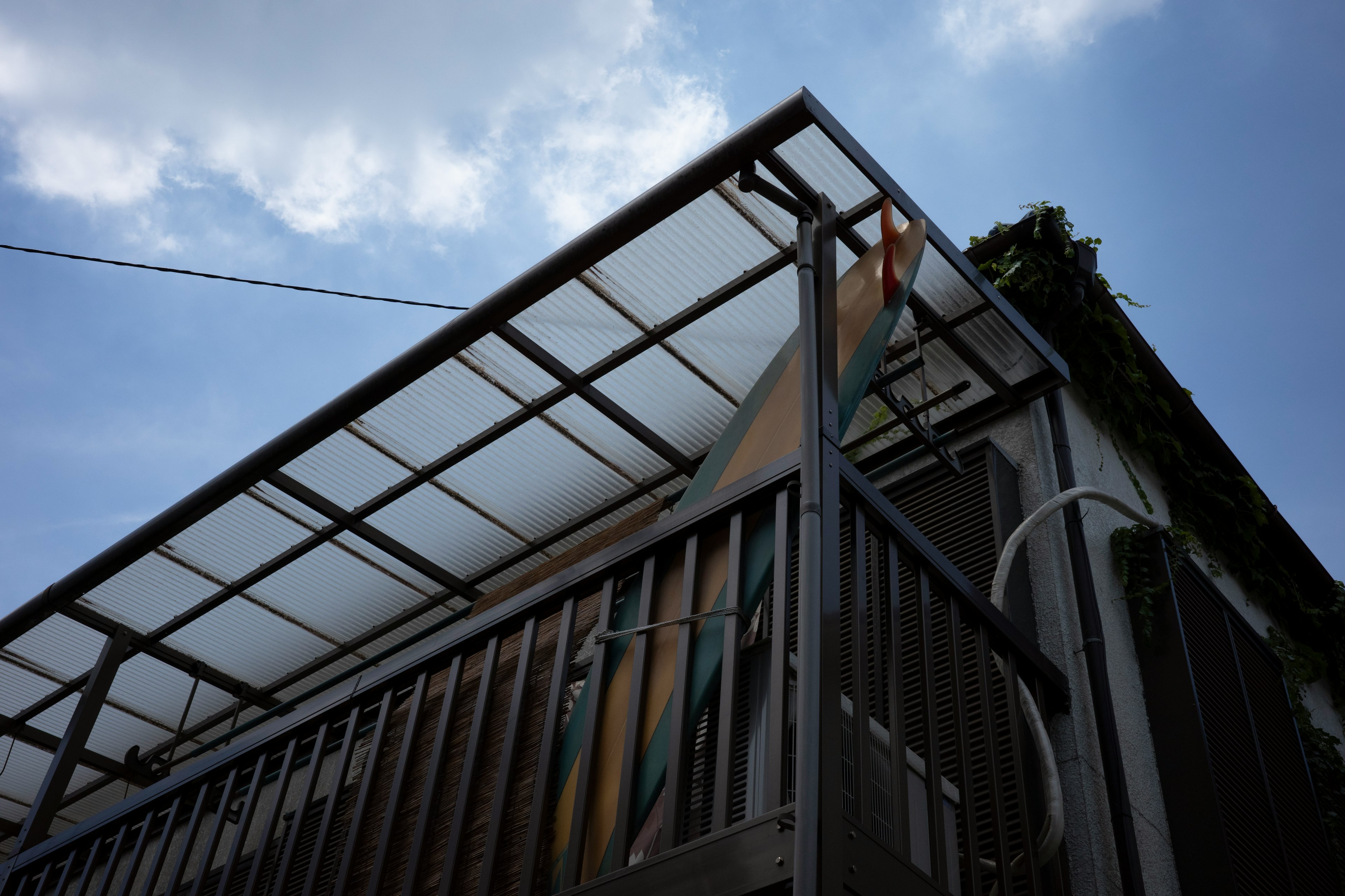 Vue extérieure d'un bâtiment avec des panneaux de toit transparents