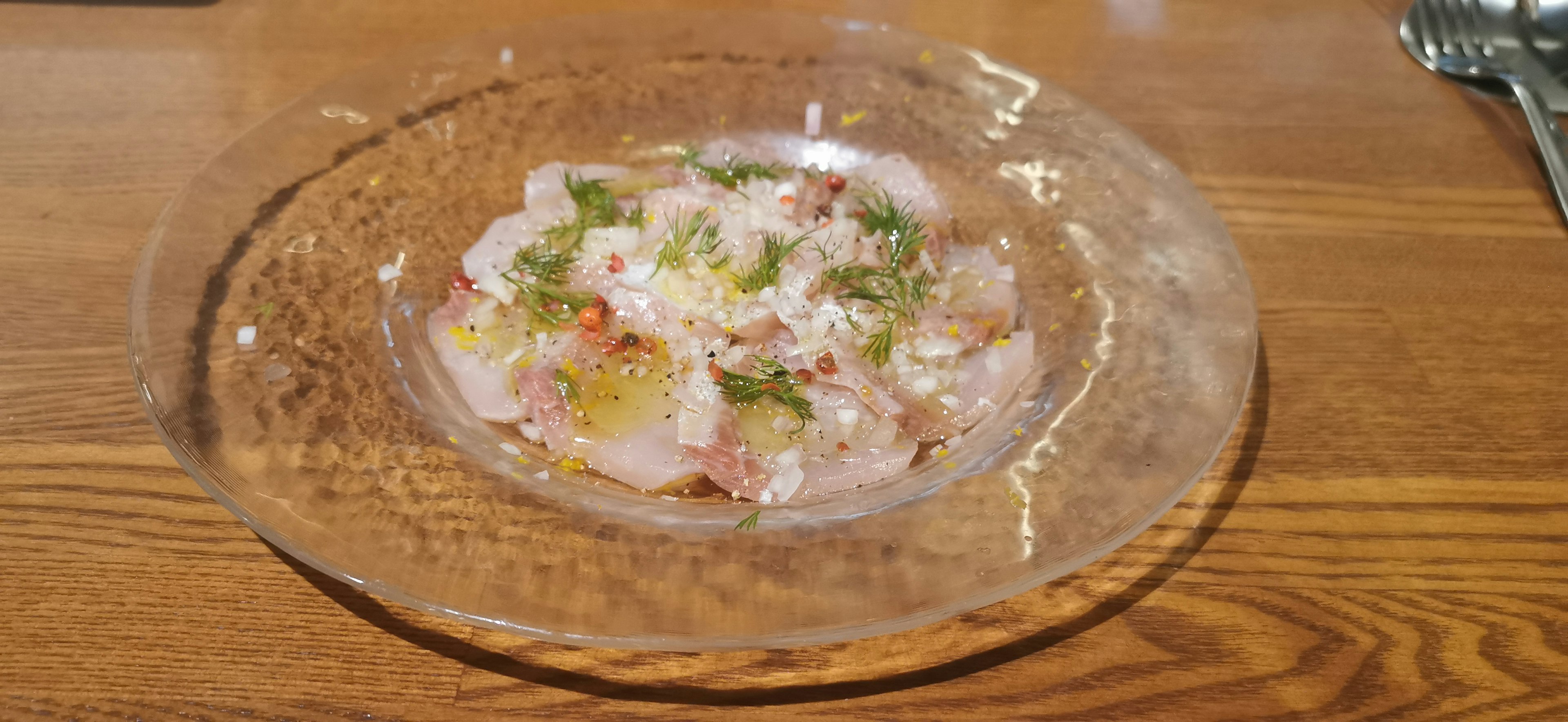 Ceviche ikan segar disajikan dalam piring transparan