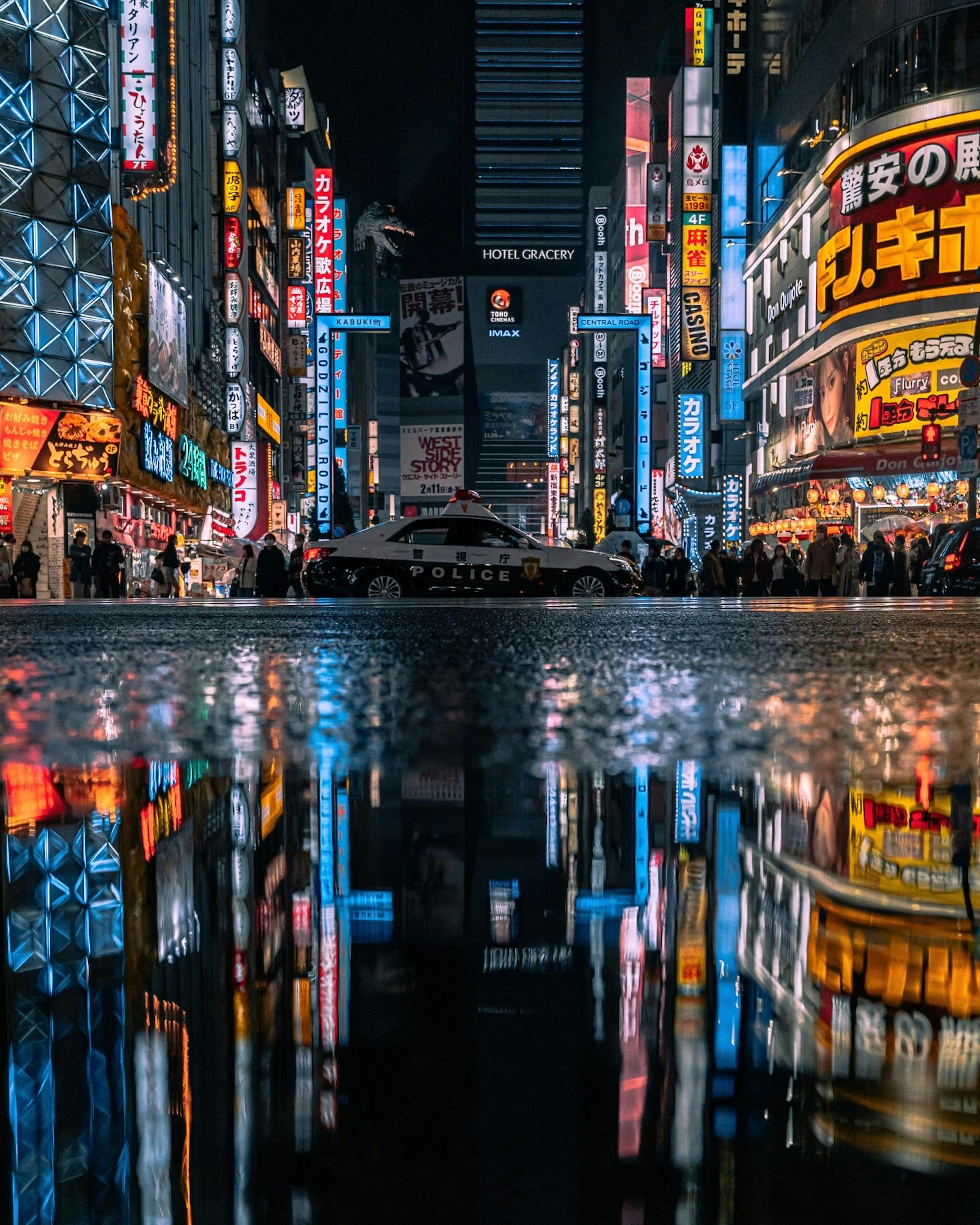 Paisaje urbano nocturno con luces de neón reflejadas