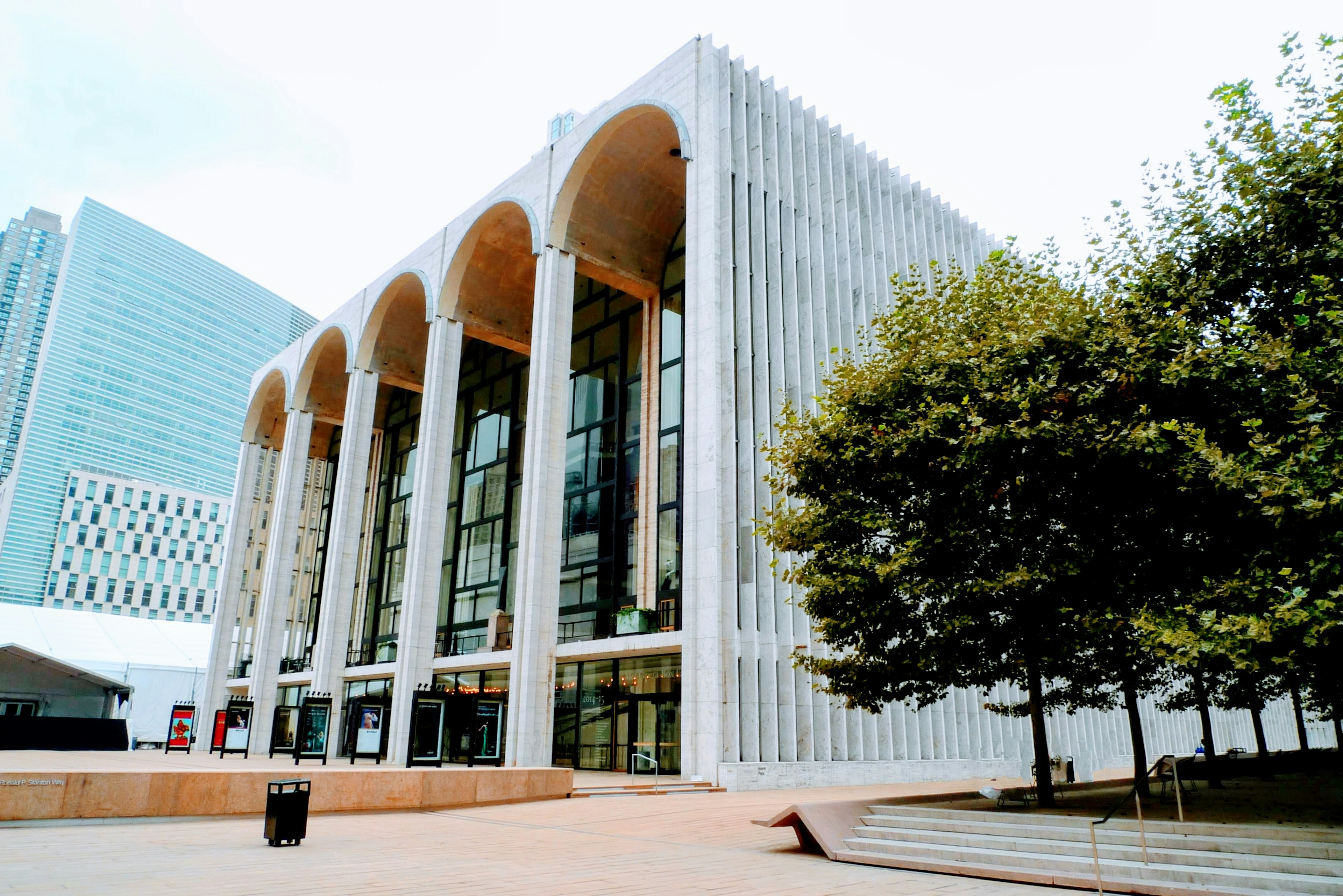 Moderne Architekturfassade mit großer Glasfront und markanten Bögen