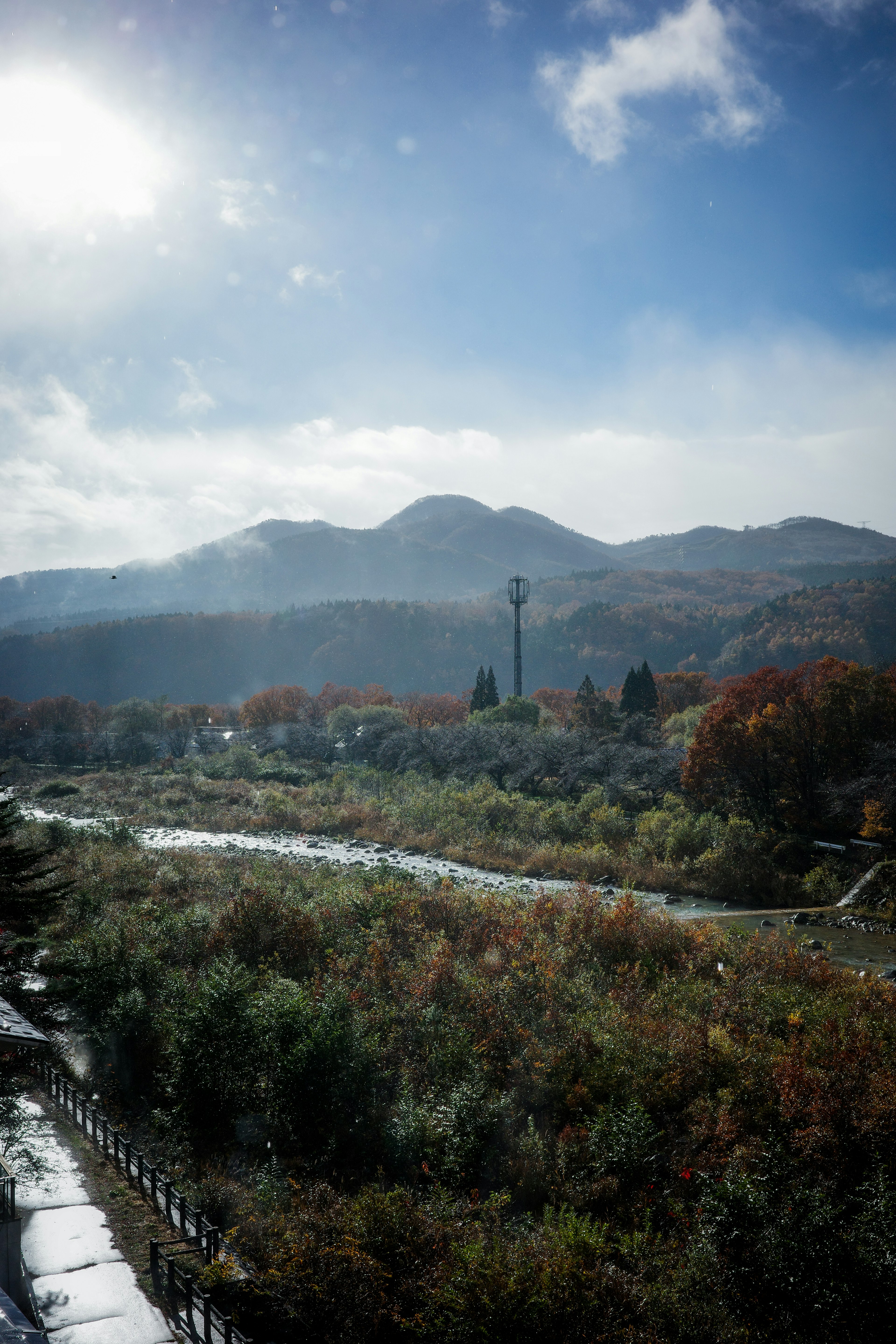 秋の風景に広がる山々と川の美しい景色