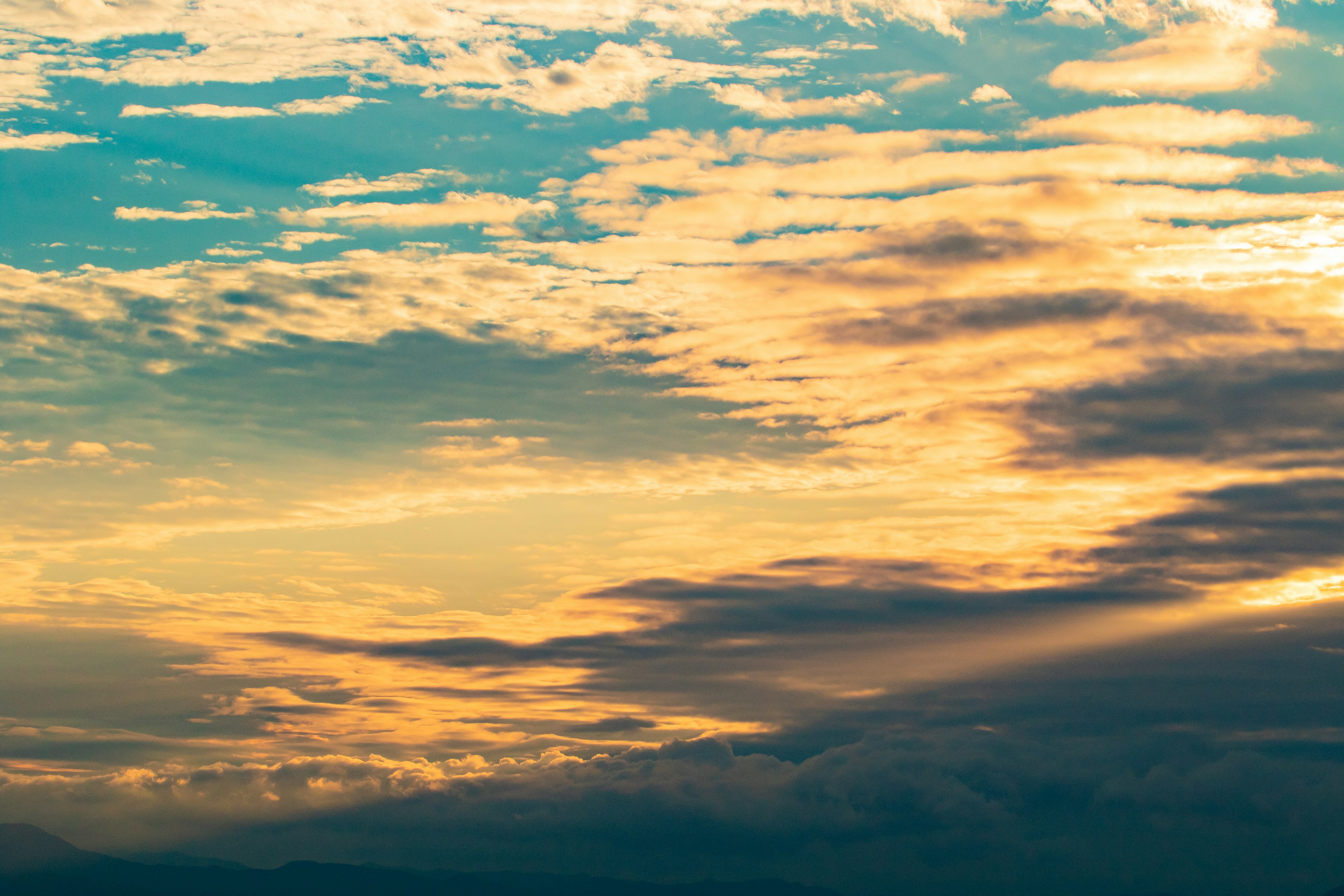 Hermoso cielo al atardecer con una mezcla de nubes azules