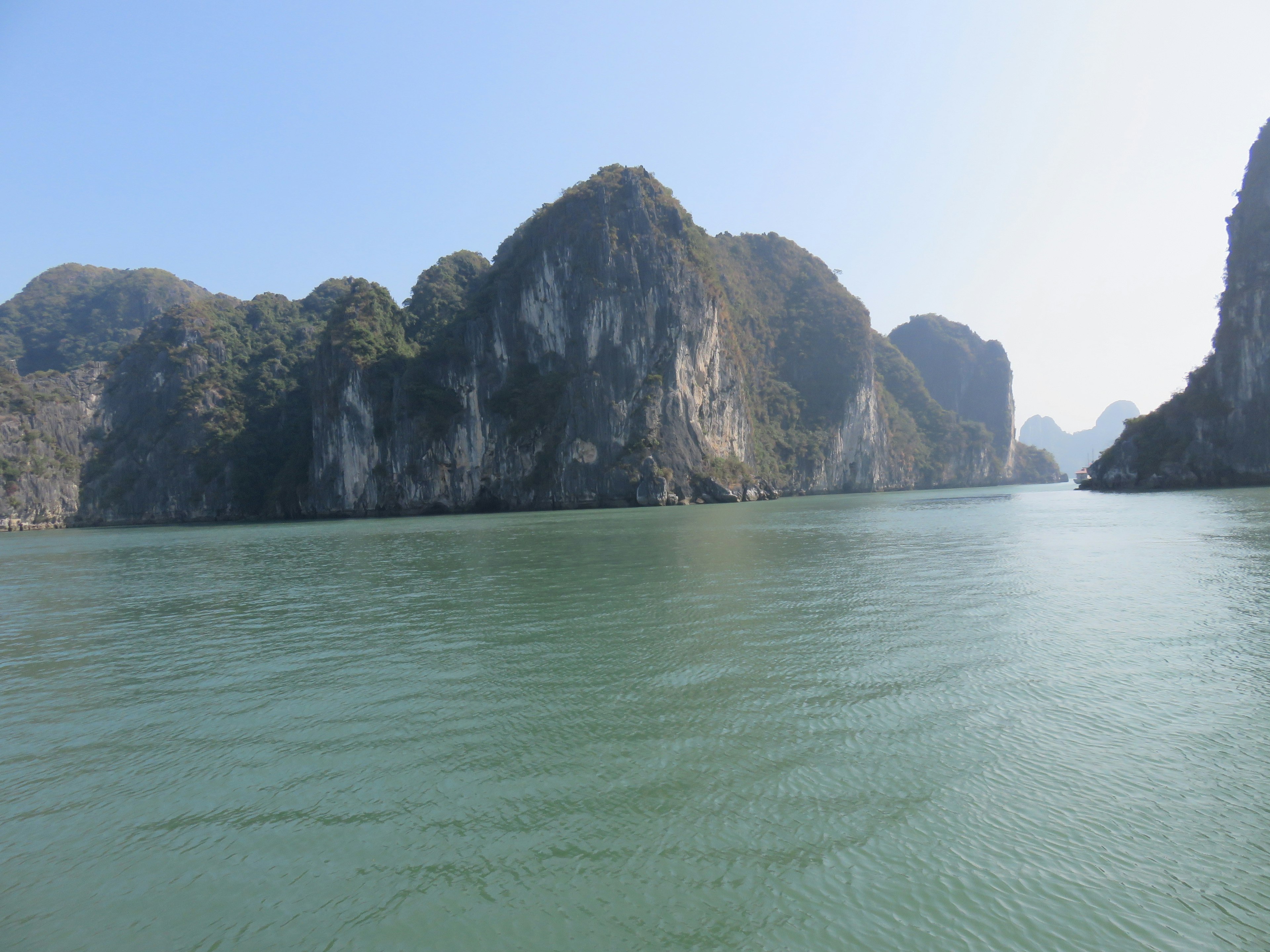 Pemandangan menakjubkan Teluk Ha Long gunung kapur megah dan perairan tenang