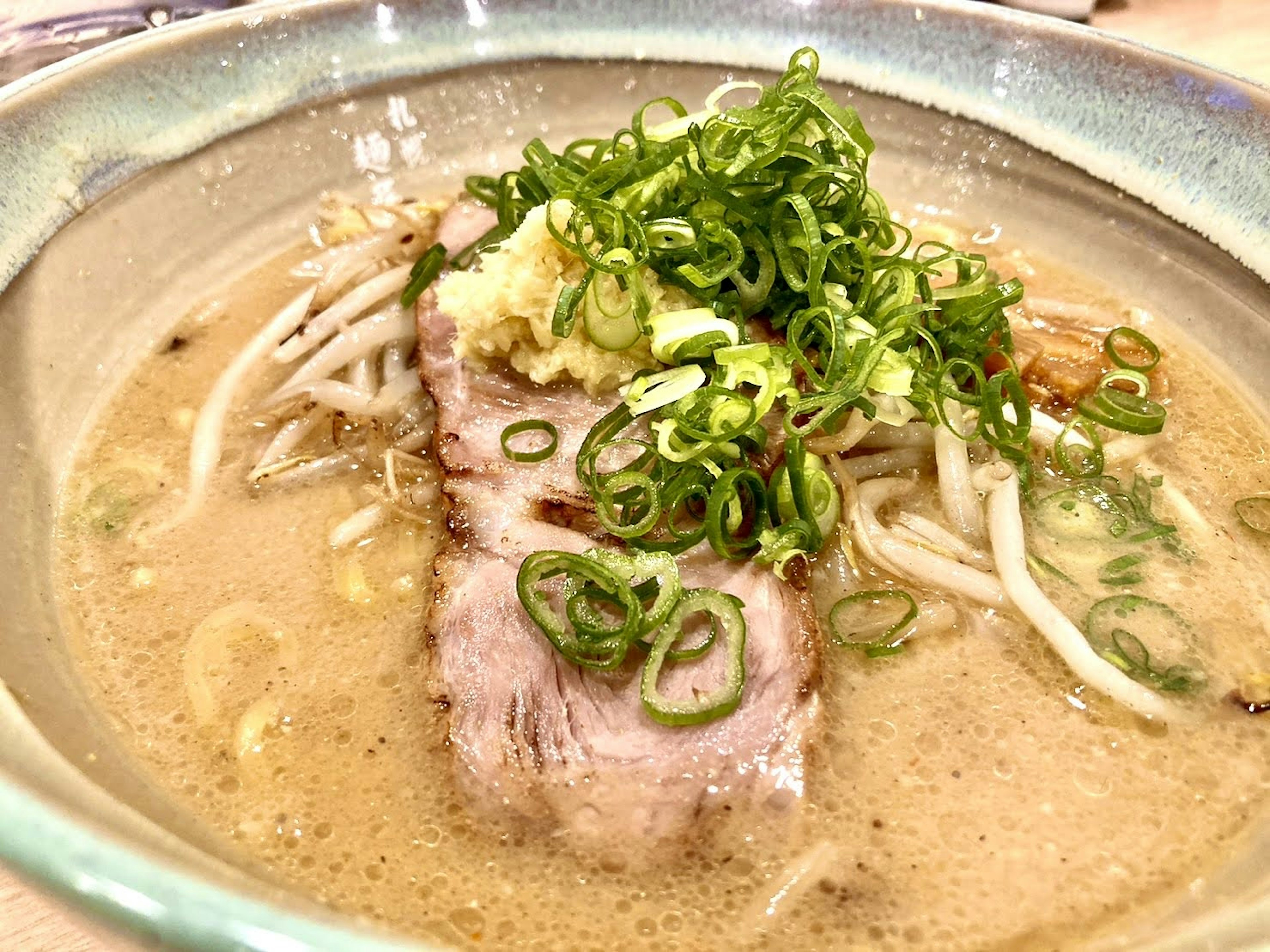 Schüssel Ramen mit geschnittenem Schweinefleisch und Frühlingszwiebel-Topping