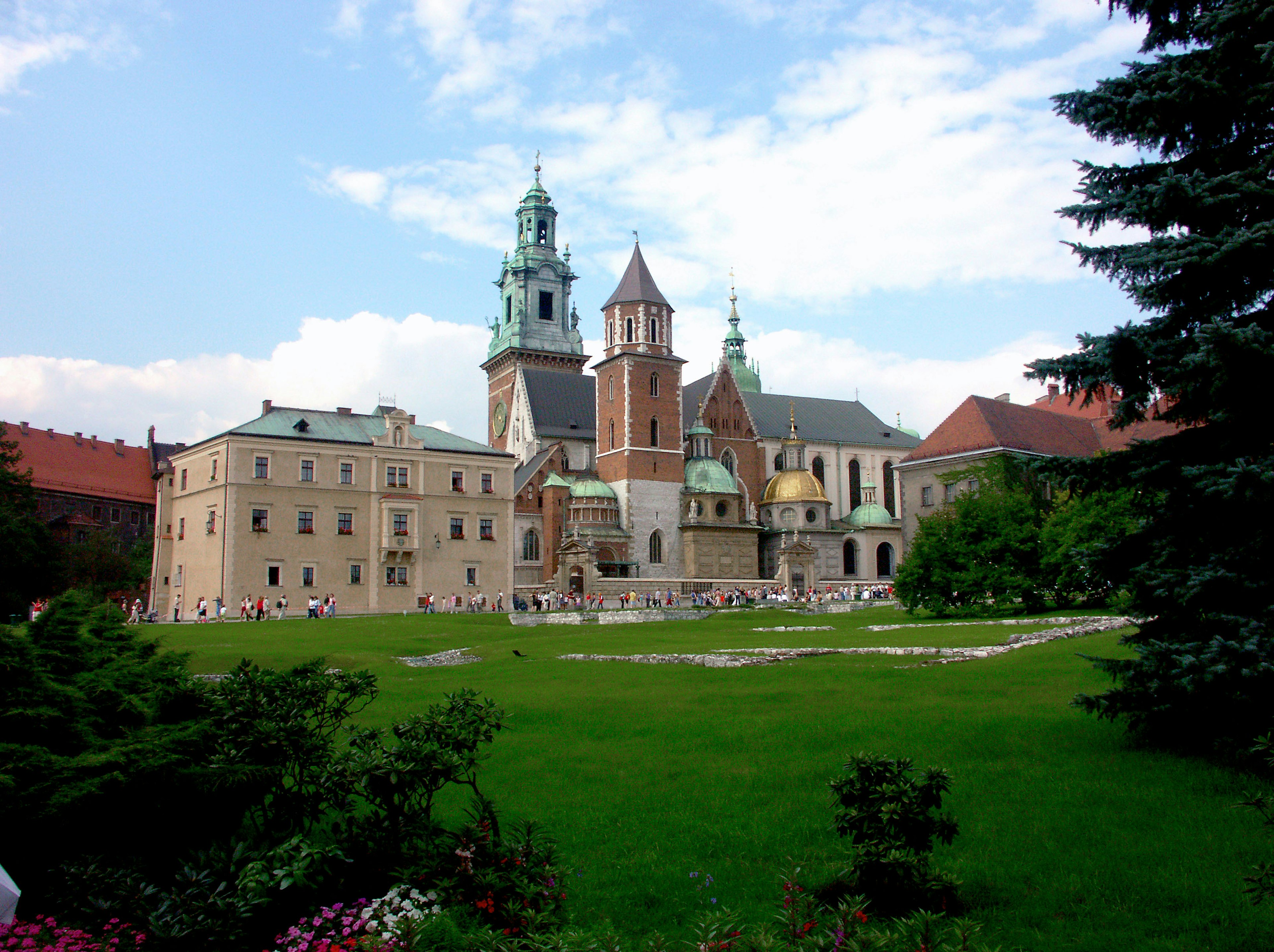 Hermosa vista del castillo de Wawel en Cracovia con césped verde y arquitectura histórica