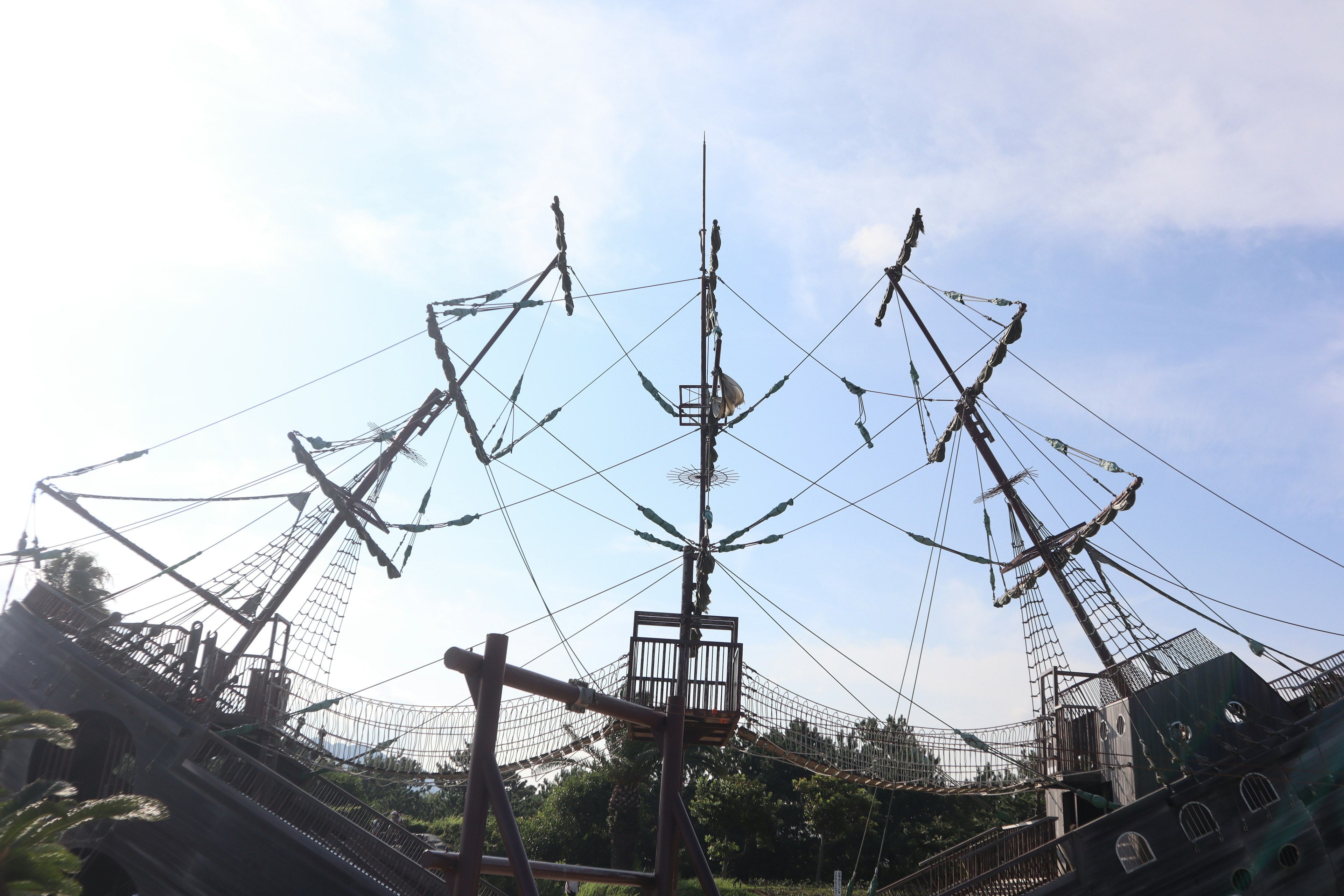 Spielplatz mit einem Piratenschiff mit auffälligen Masten und Segeln