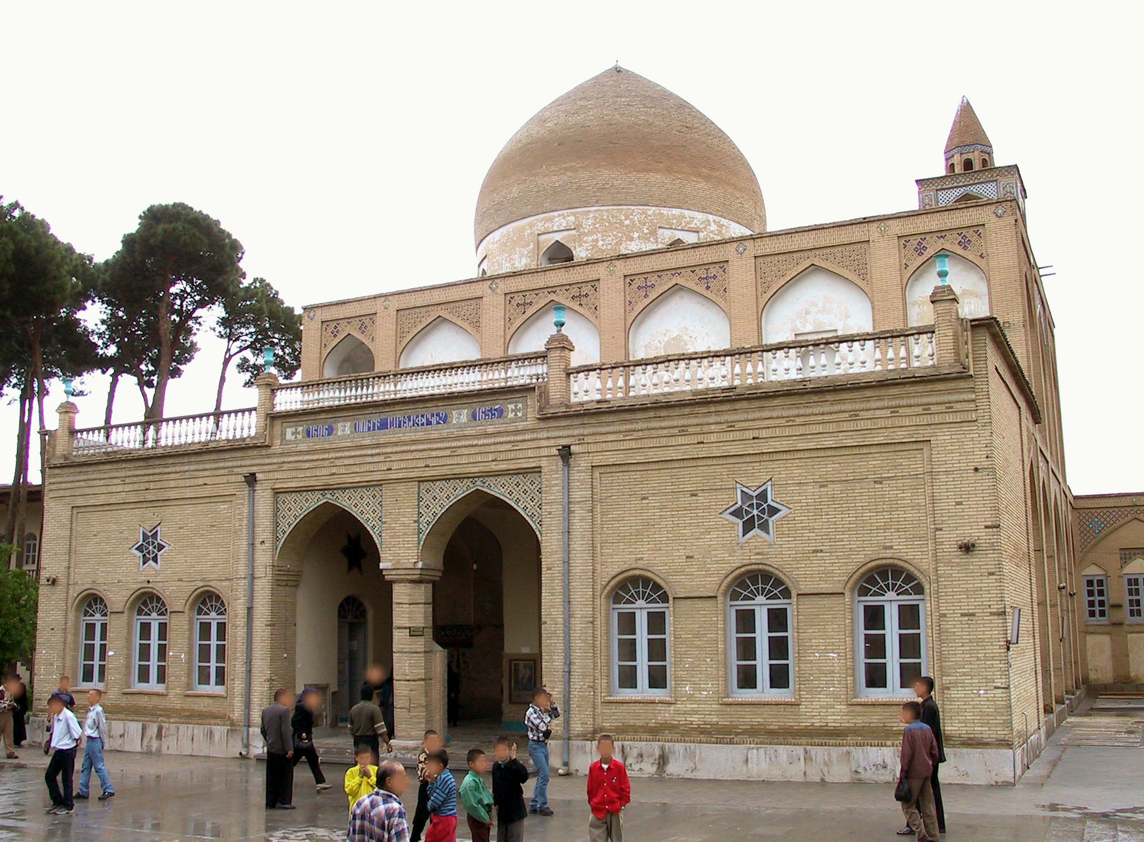 Historisches Gebäude mit einer schönen Kuppel und Menschen in der Umgebung