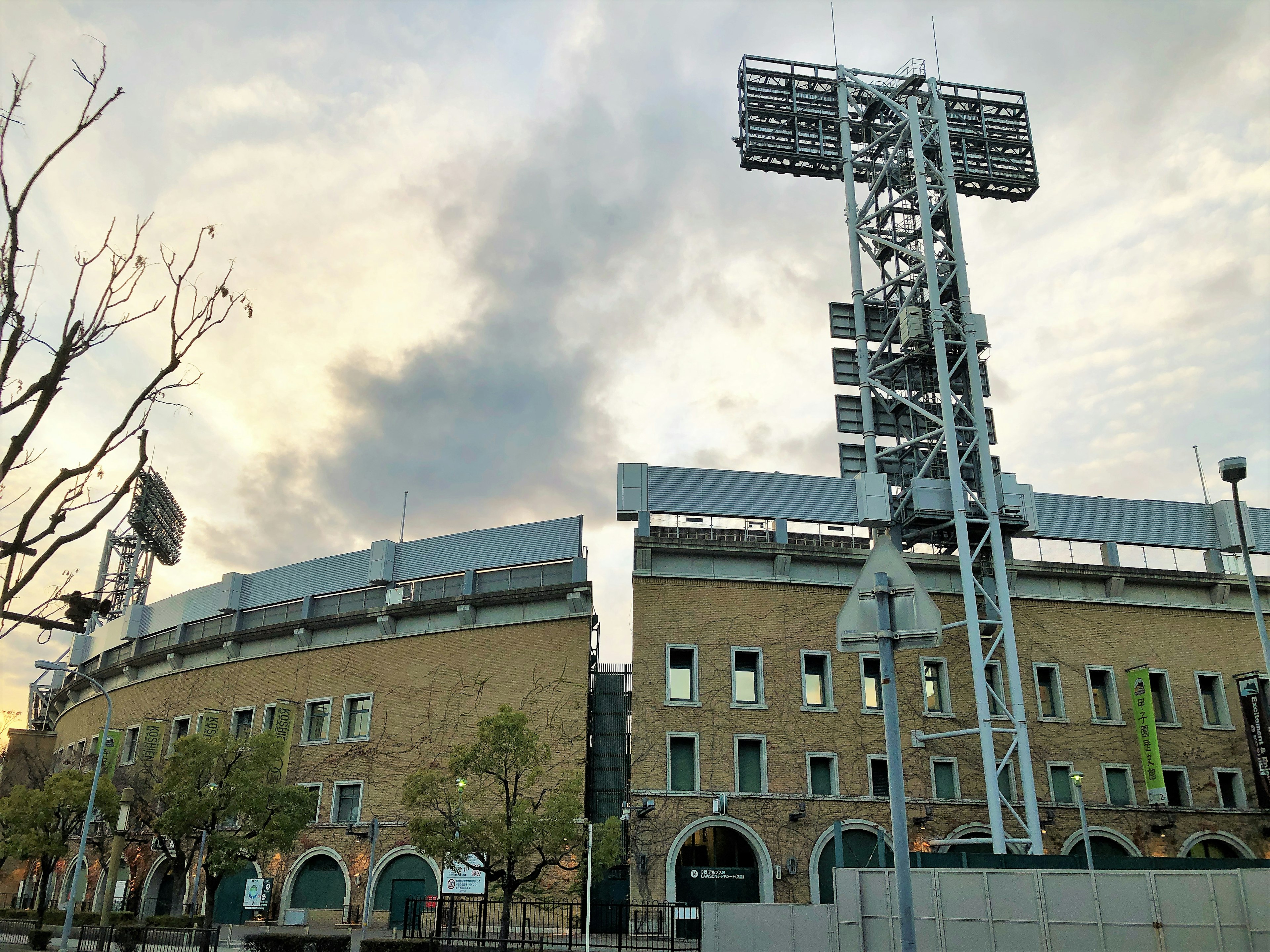 Vista serale dell'esterno di uno stadio con una torre di illuminazione