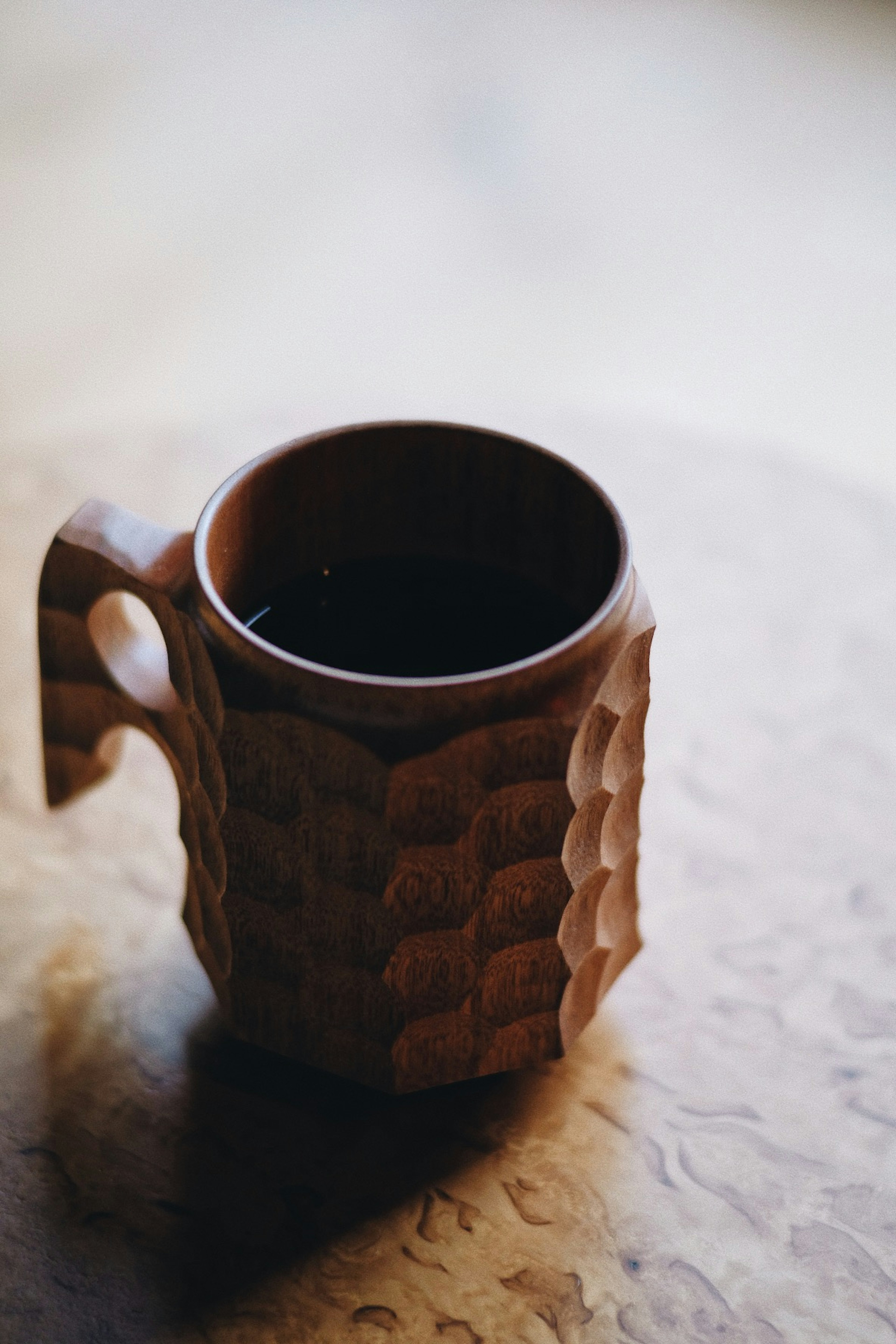 Mug in legno decorativo posato su un tavolo