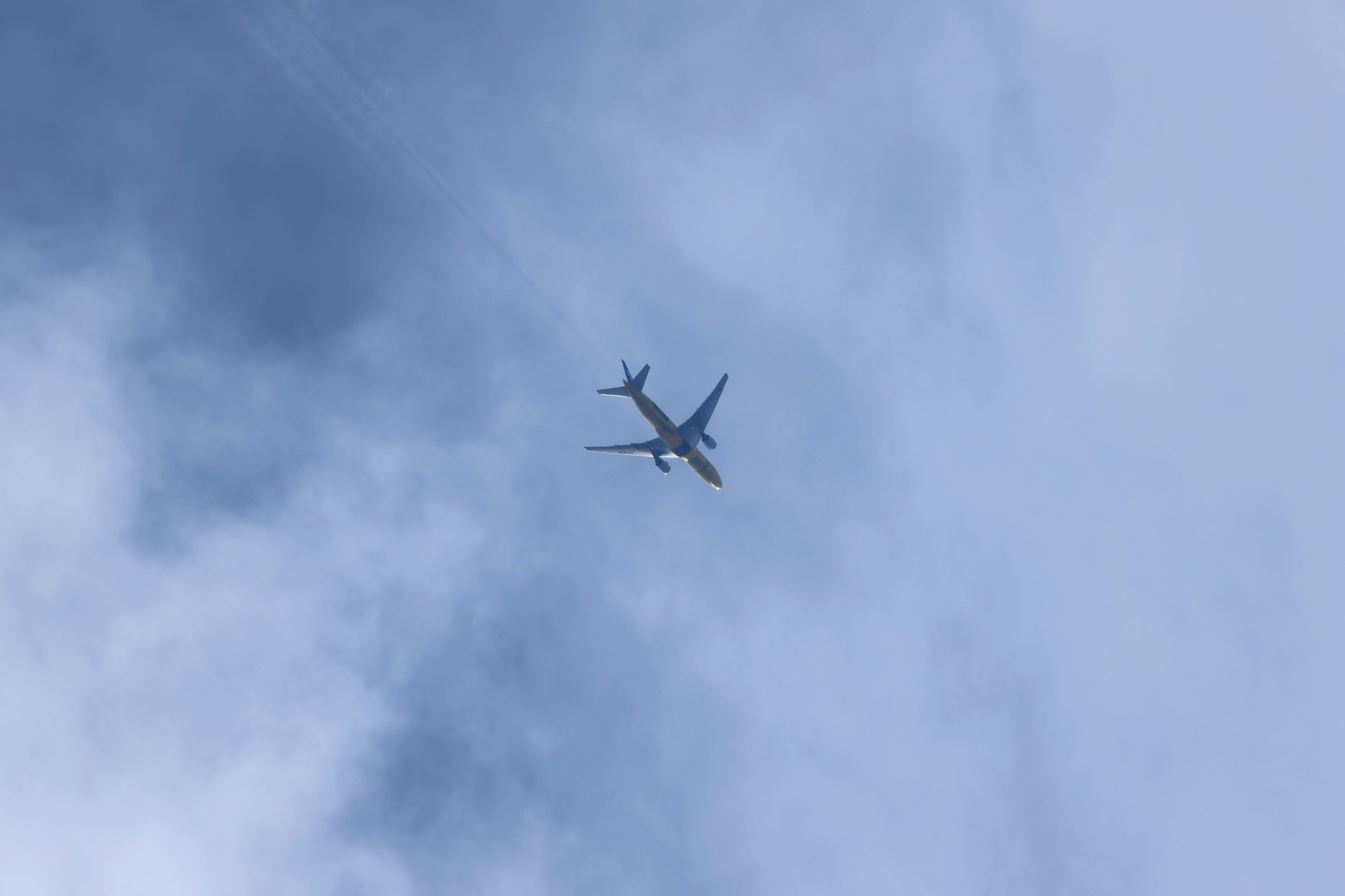 Aereo che vola in un cielo blu chiaro visto dall'alto