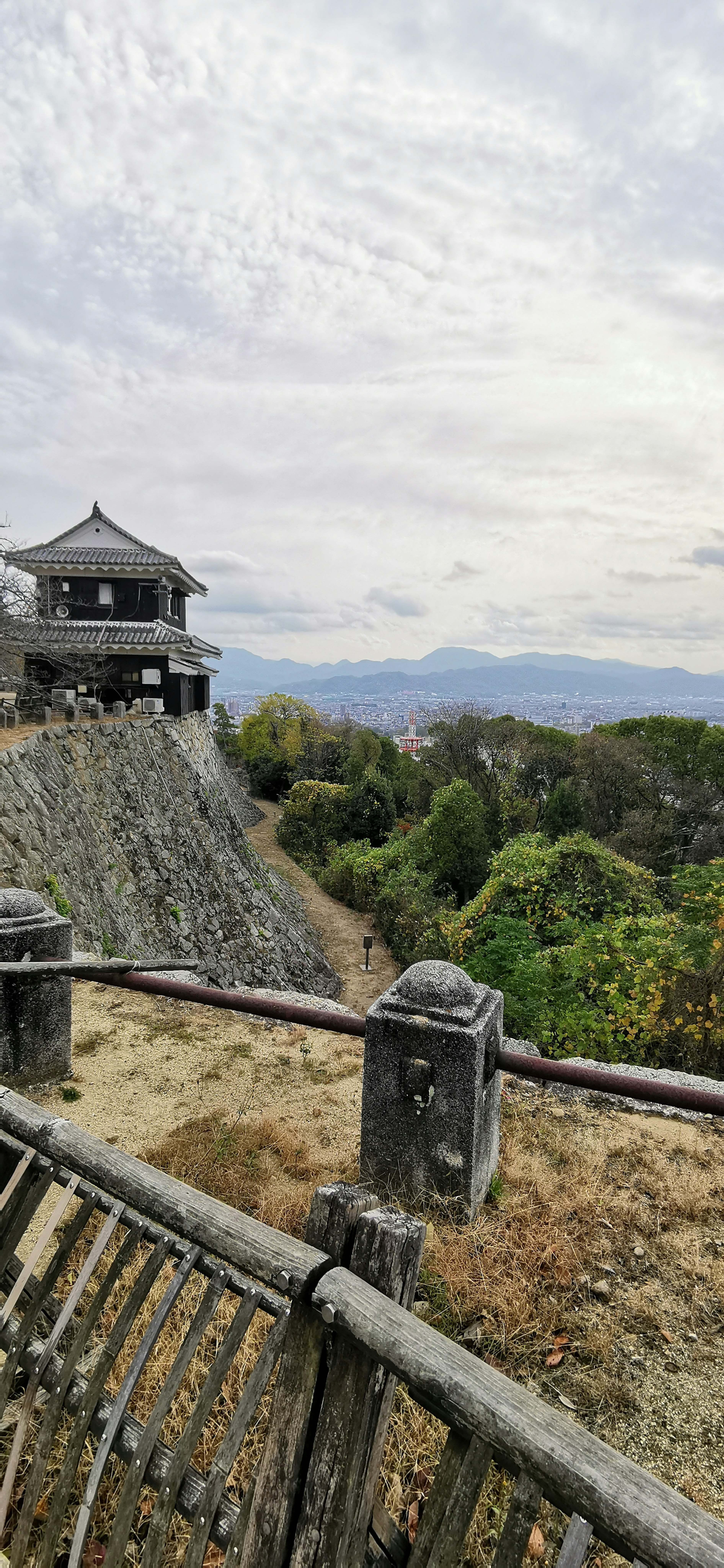 Belvedere di un castello con paesaggio circostante