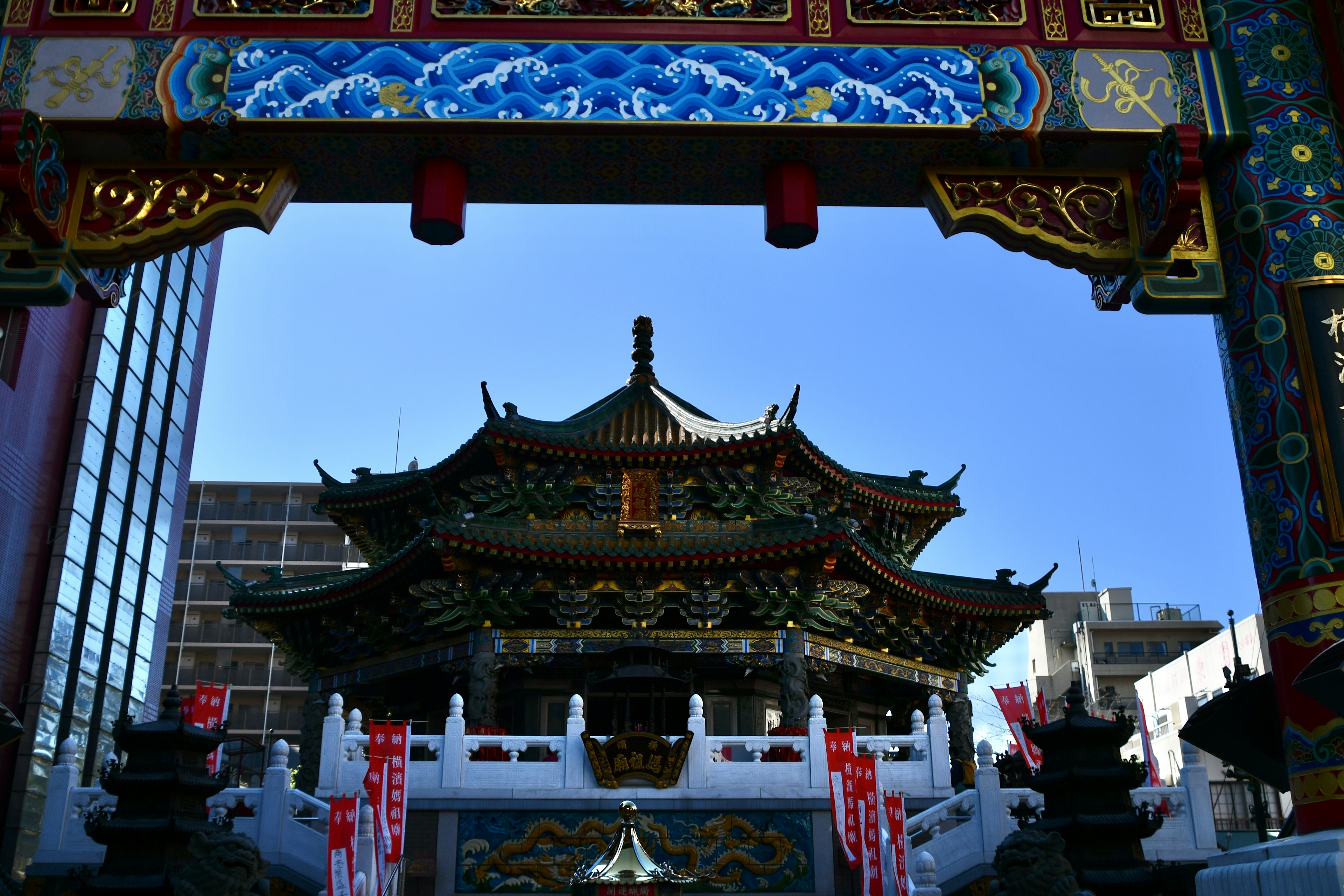 Traditionelle chinesische Architektur unter einem bunten Torbogen sichtbar