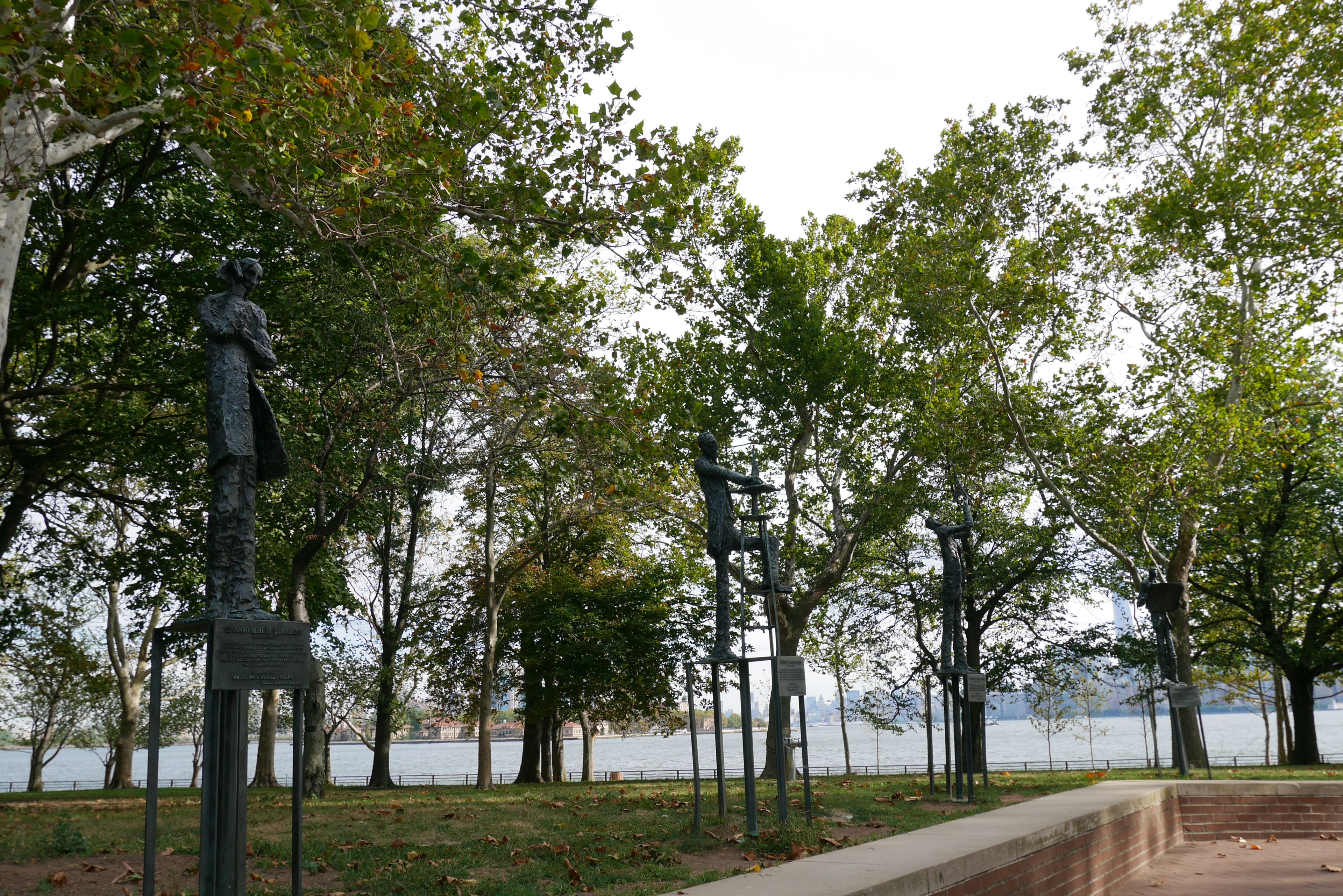 Un paesaggio con sculture circondate da alberi