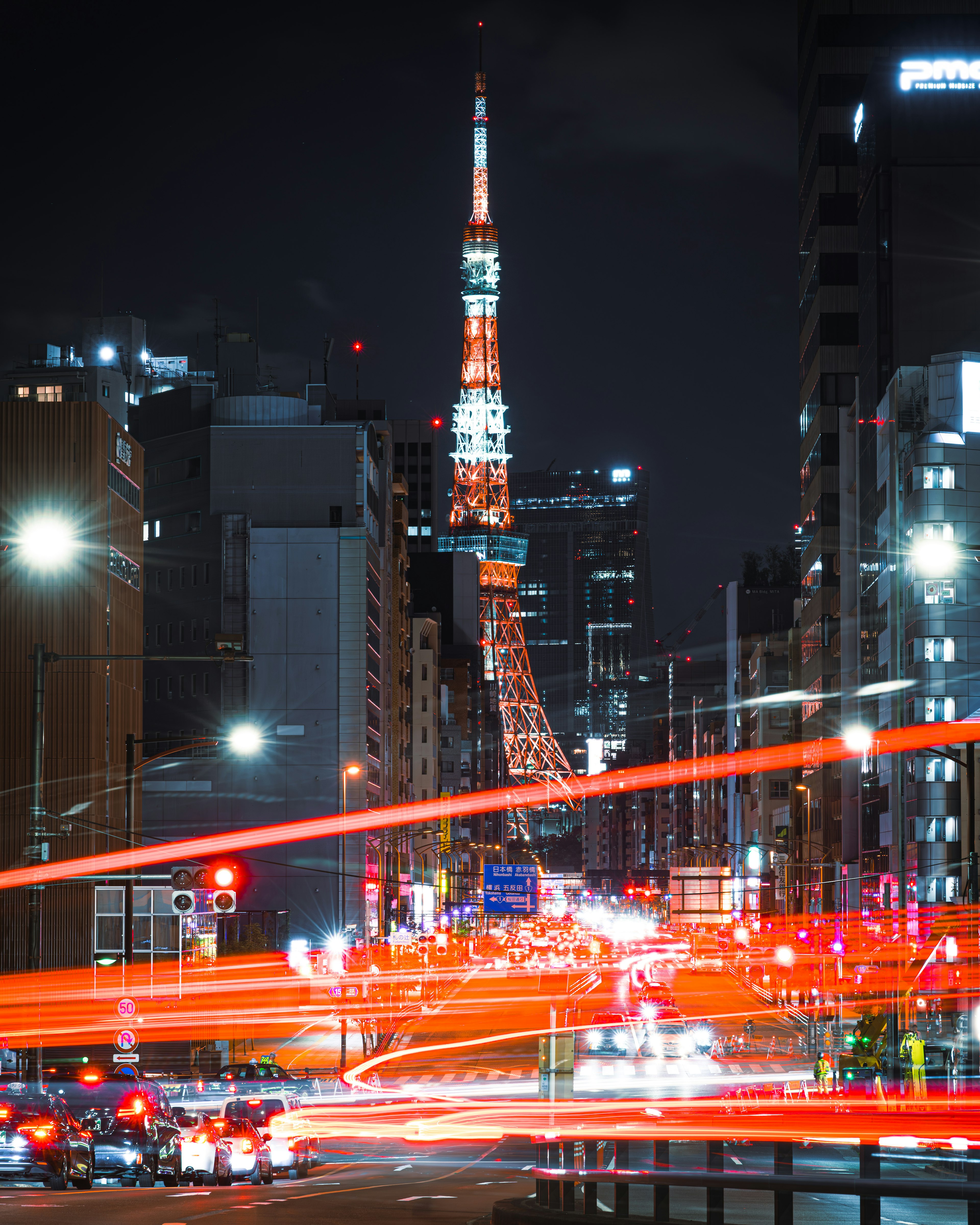 Tour de Tokyo illuminée la nuit avec des lumières de voiture en mouvement