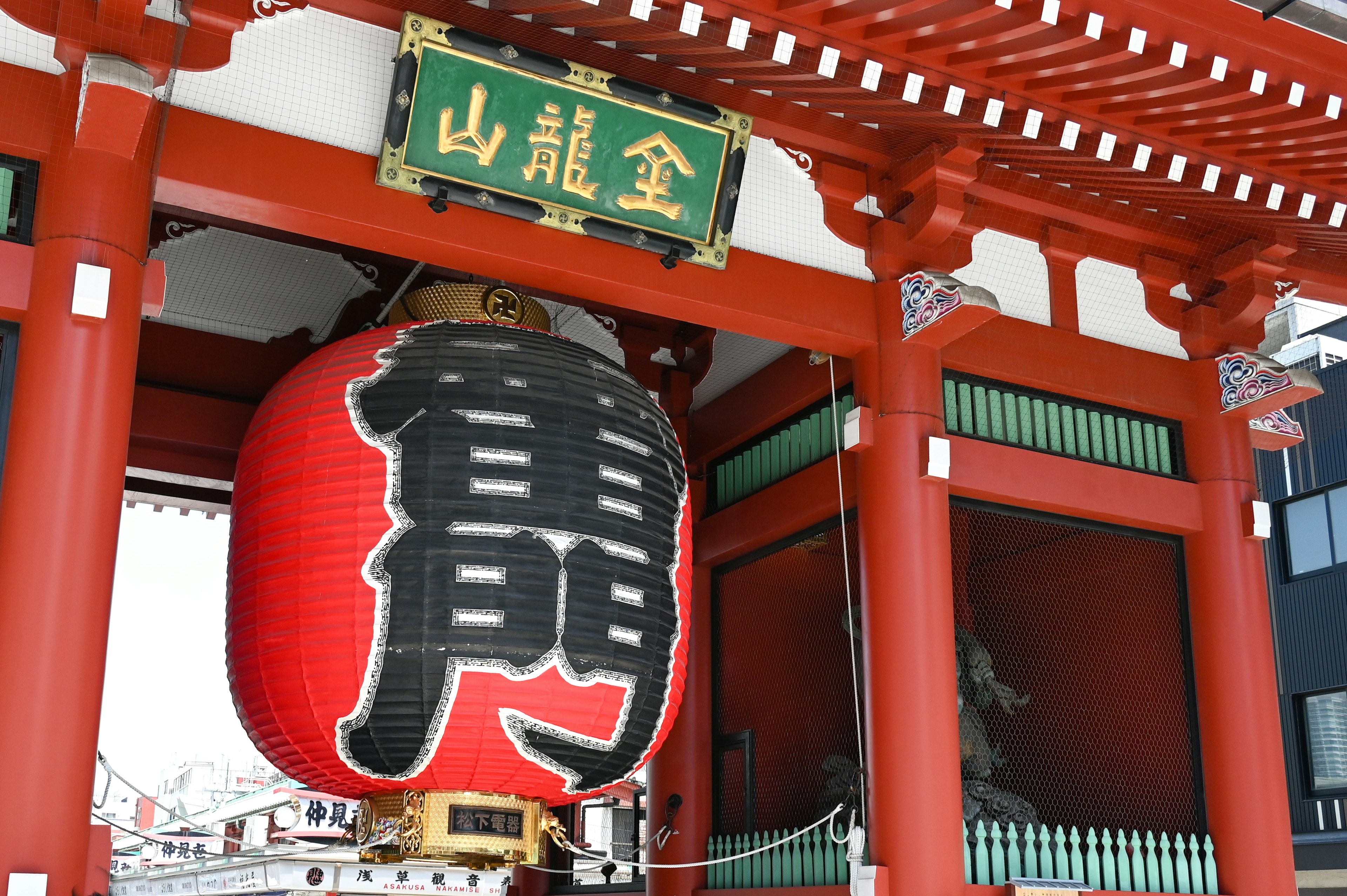 Imagen que muestra la gran linterna roja de Kaminarimon y el estilo arquitectónico tradicional