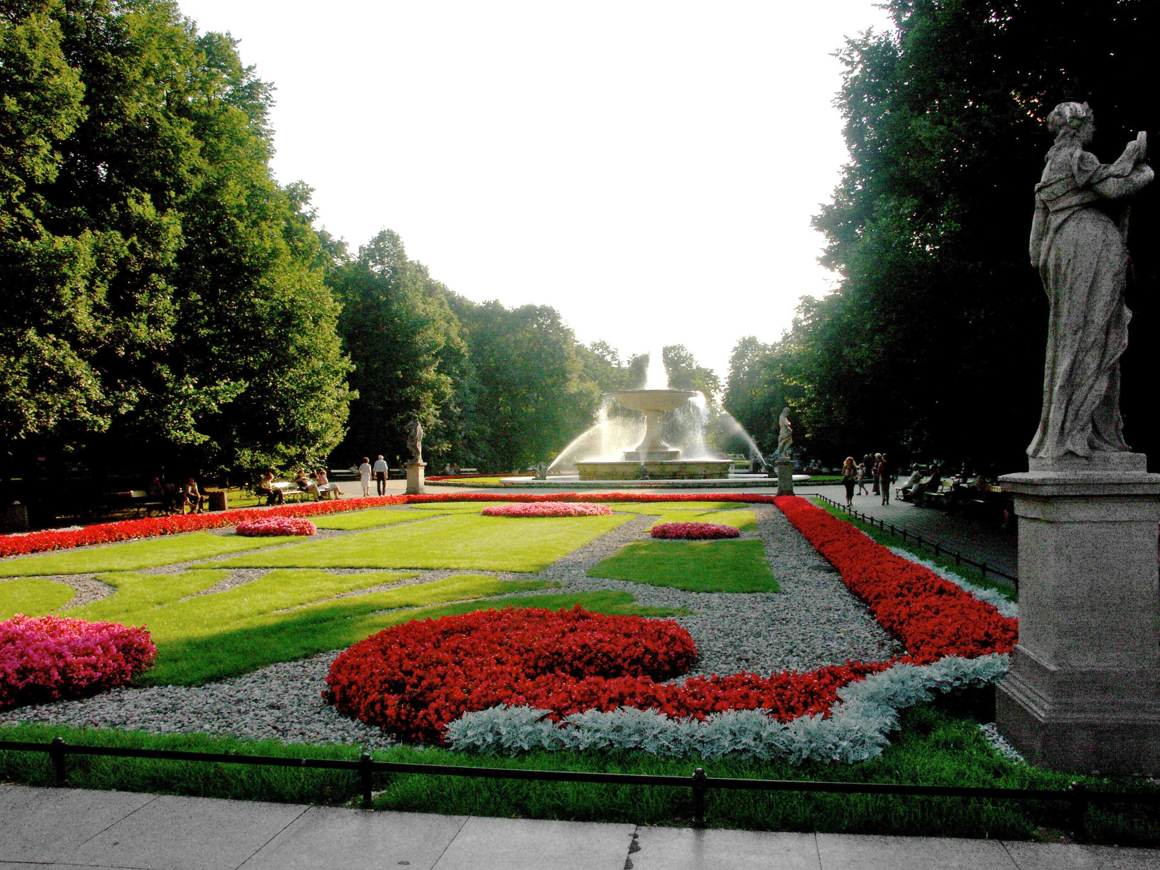 Parc verdoyant avec un beau parterre de fleurs et des sculptures