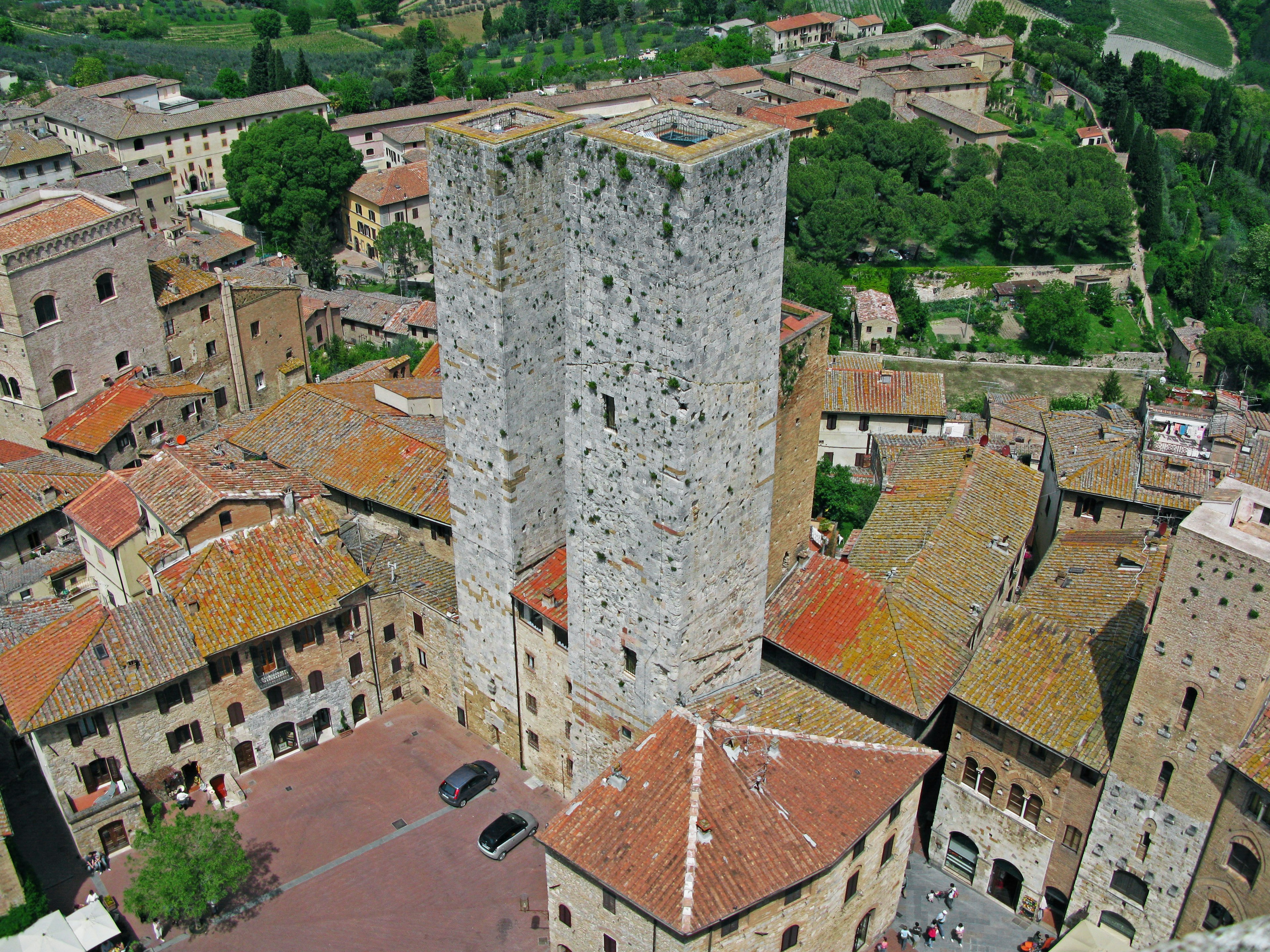 Vue aérienne des tours médiévales et des bâtiments à San Gimignano en Toscane