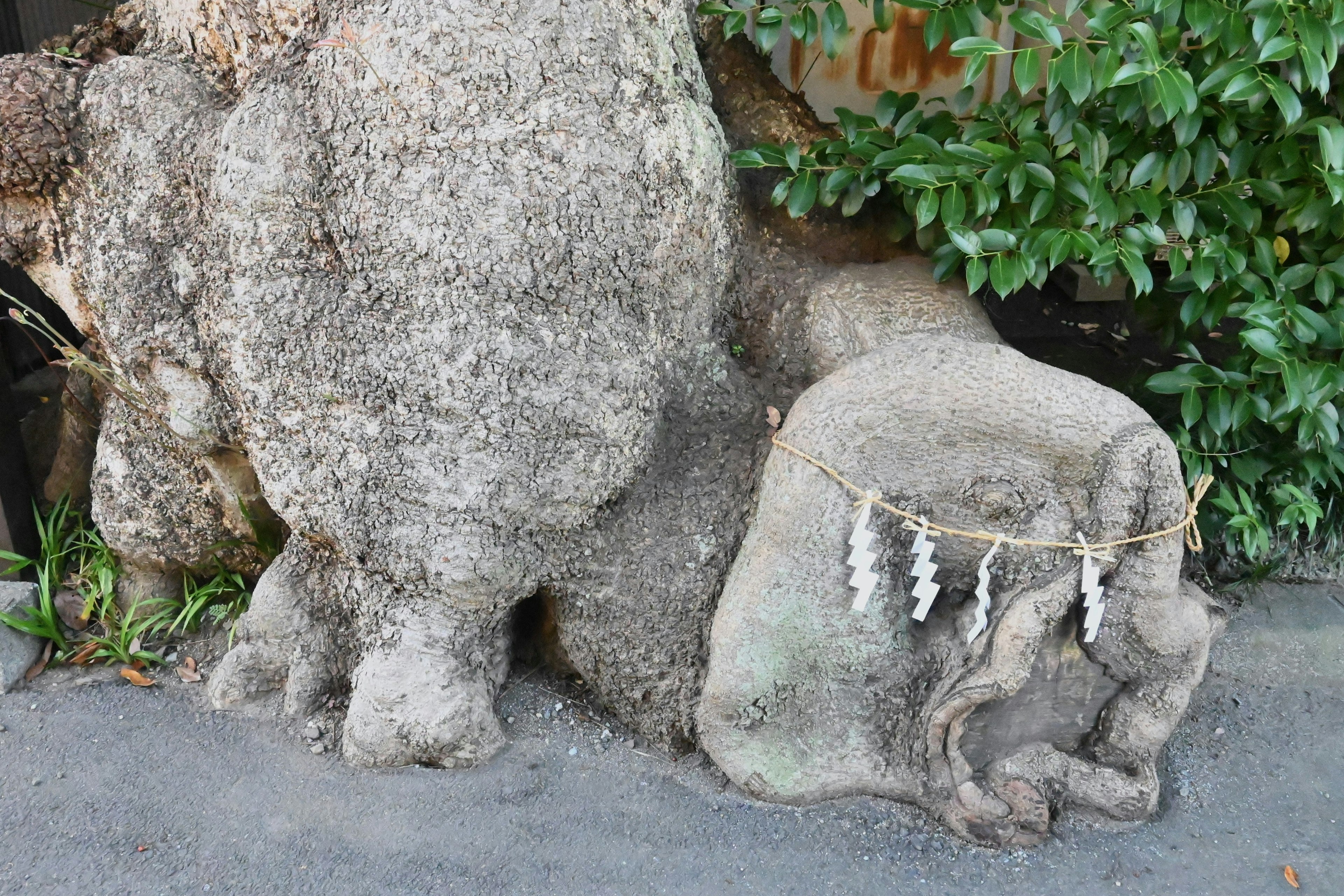 Eine Steinskulptur, die einem mythischen Wesen ähnelt, mit dekorativen Elementen