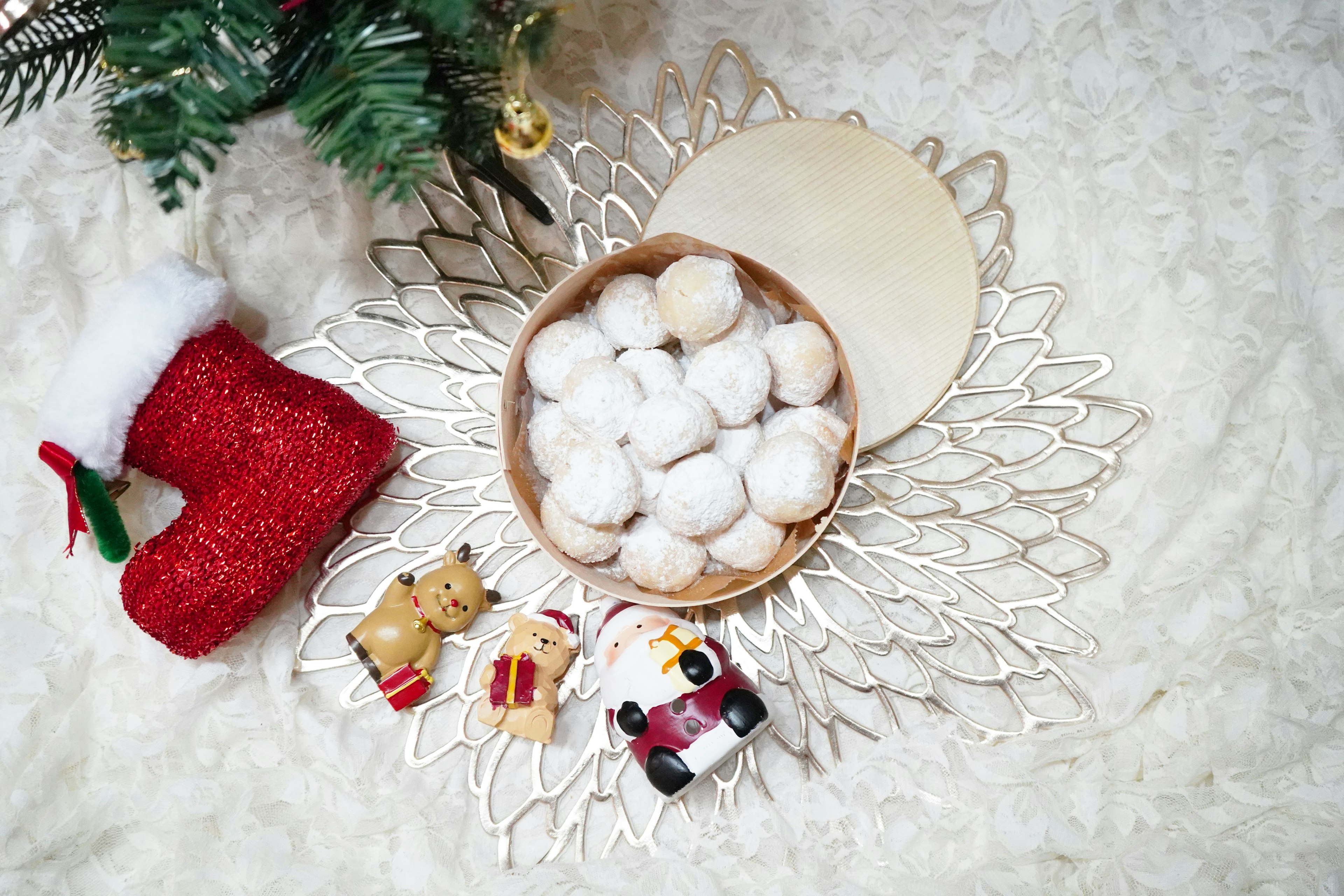 Table de Noël avec une chaussette rouge et des biscuits