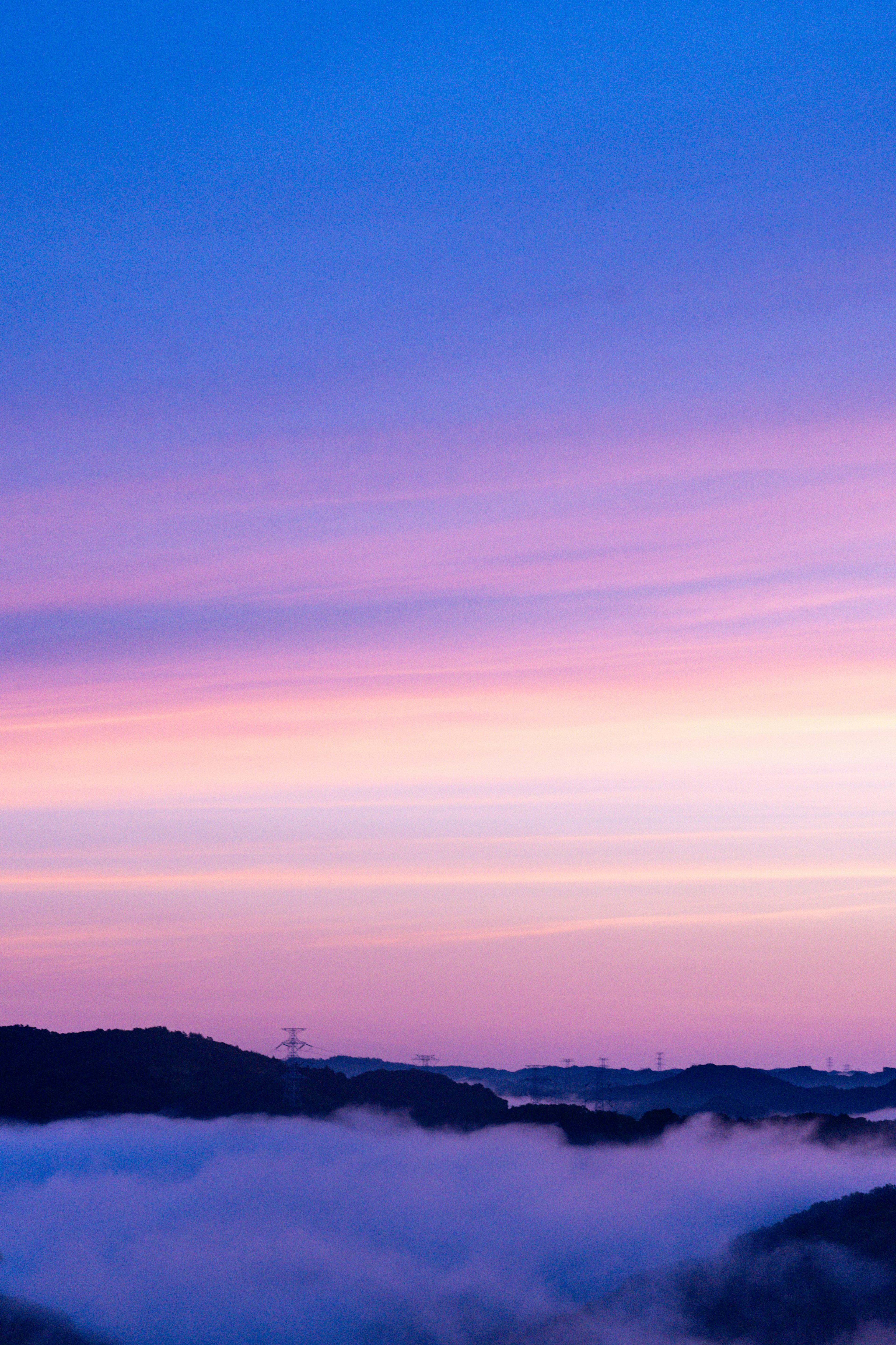 美しい夕焼けが広がる雲海の上の風景