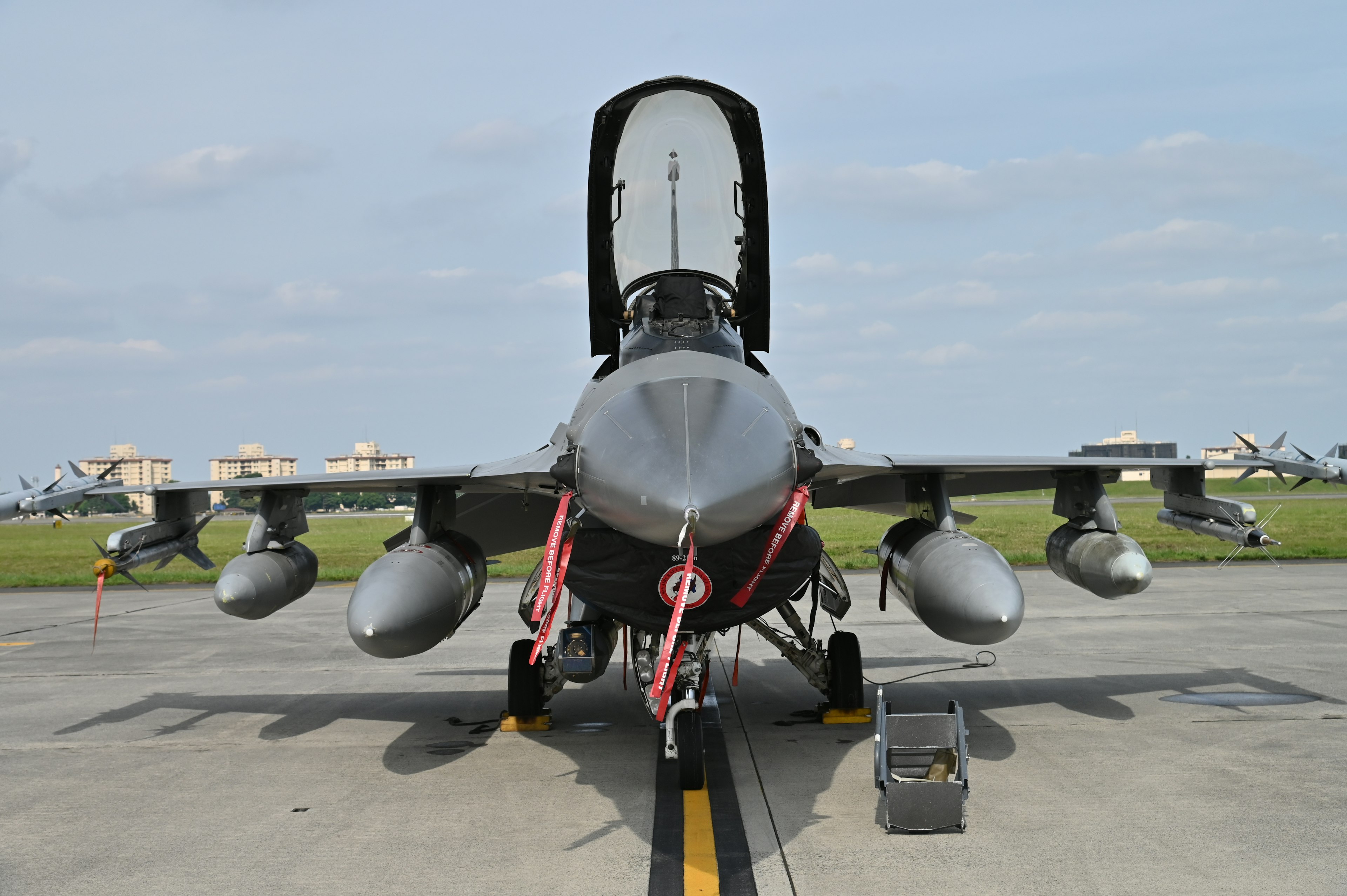 Vue de face d'un chasseur équipé de réservoirs de carburant et de missiles