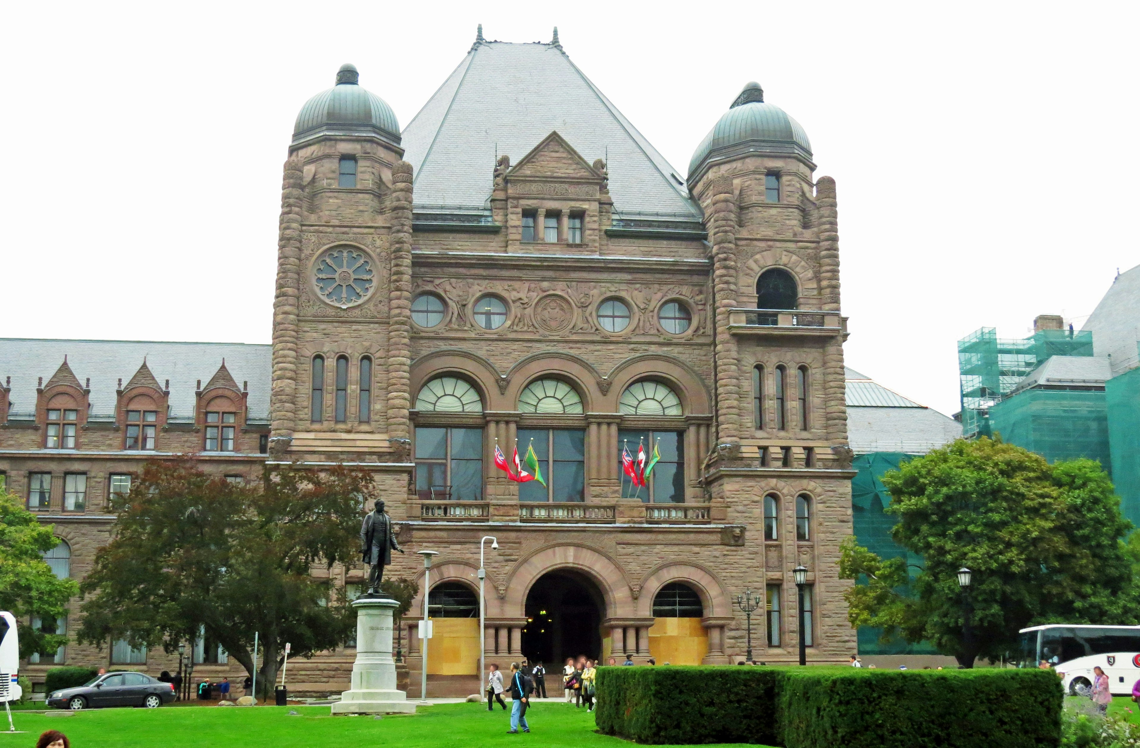 Fasad Gedung Legislatif Ontario yang menunjukkan detail arsitektur