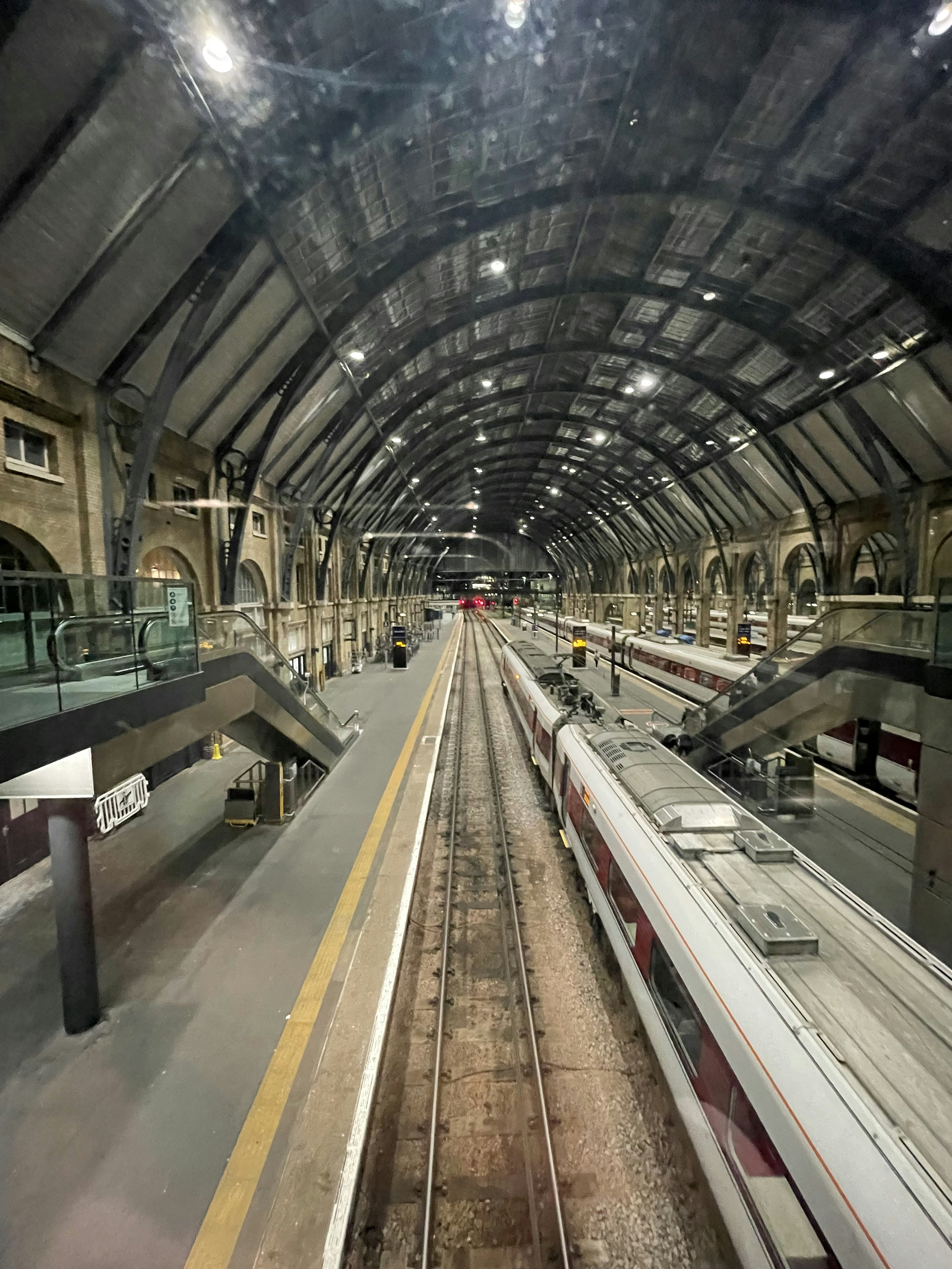 Vista de una plataforma de tren con trenes visibles