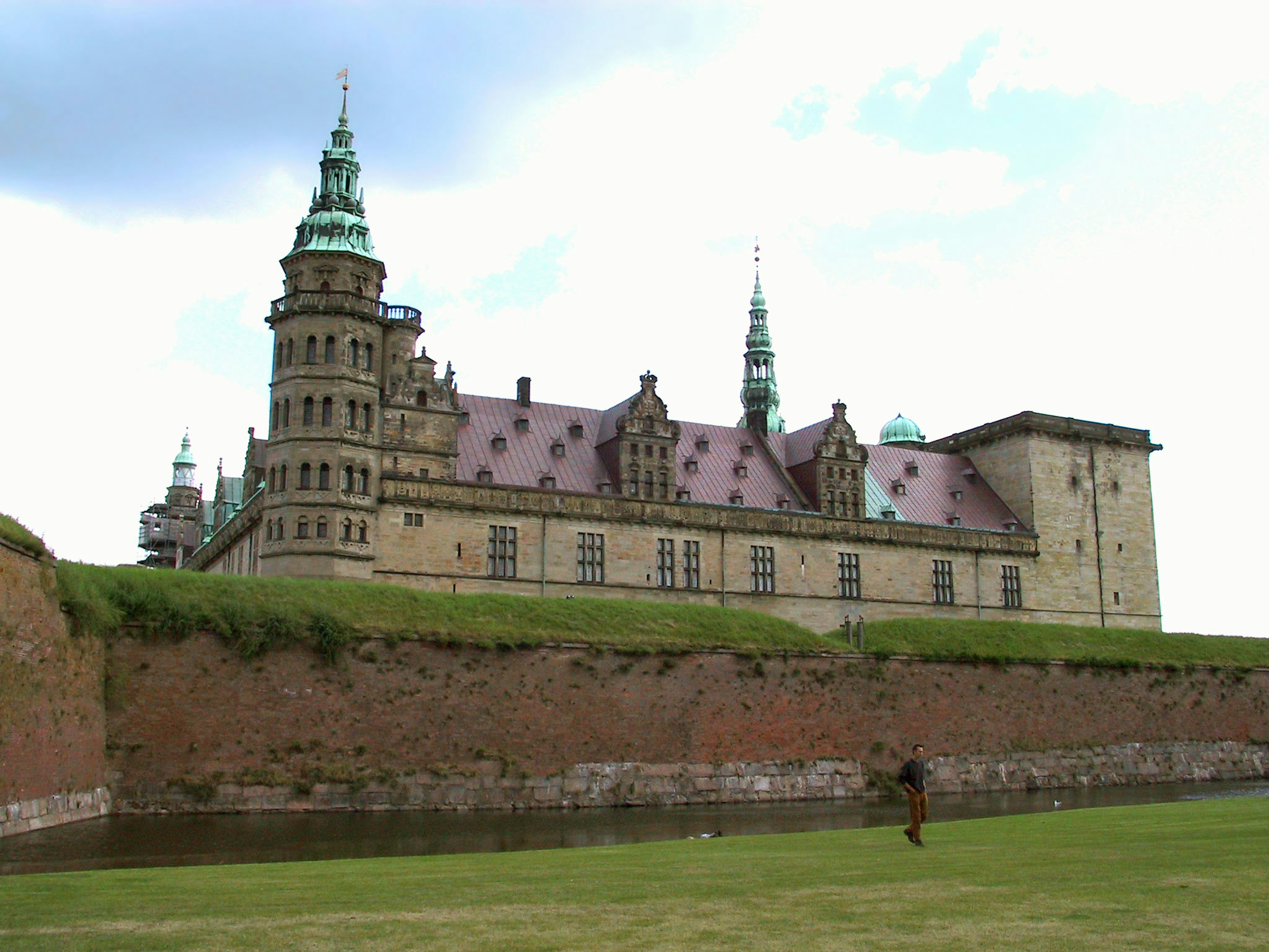 Eksterior indah Kastil Kronborg yang dikenal sebagai latar belakang Hamlet