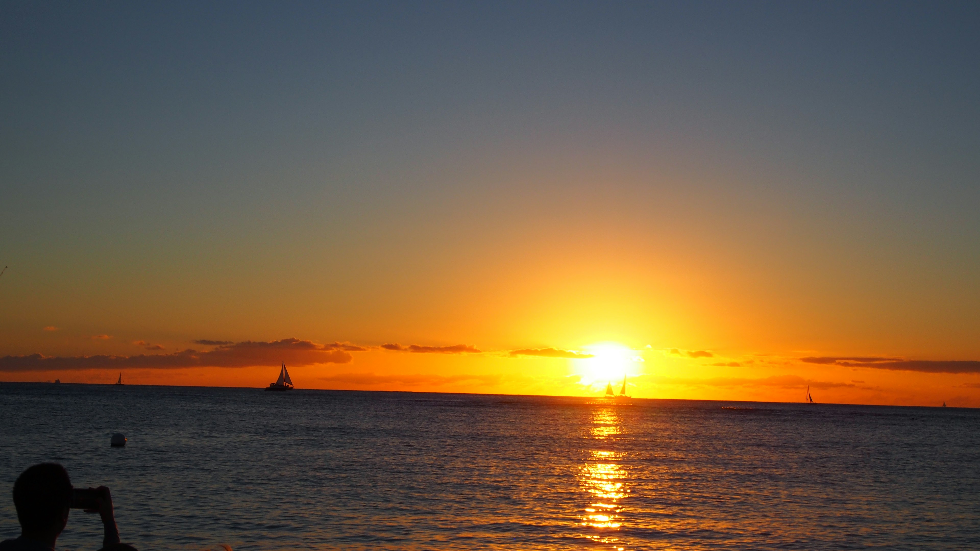 Bellissimo tramonto sull'oceano con acqua calma