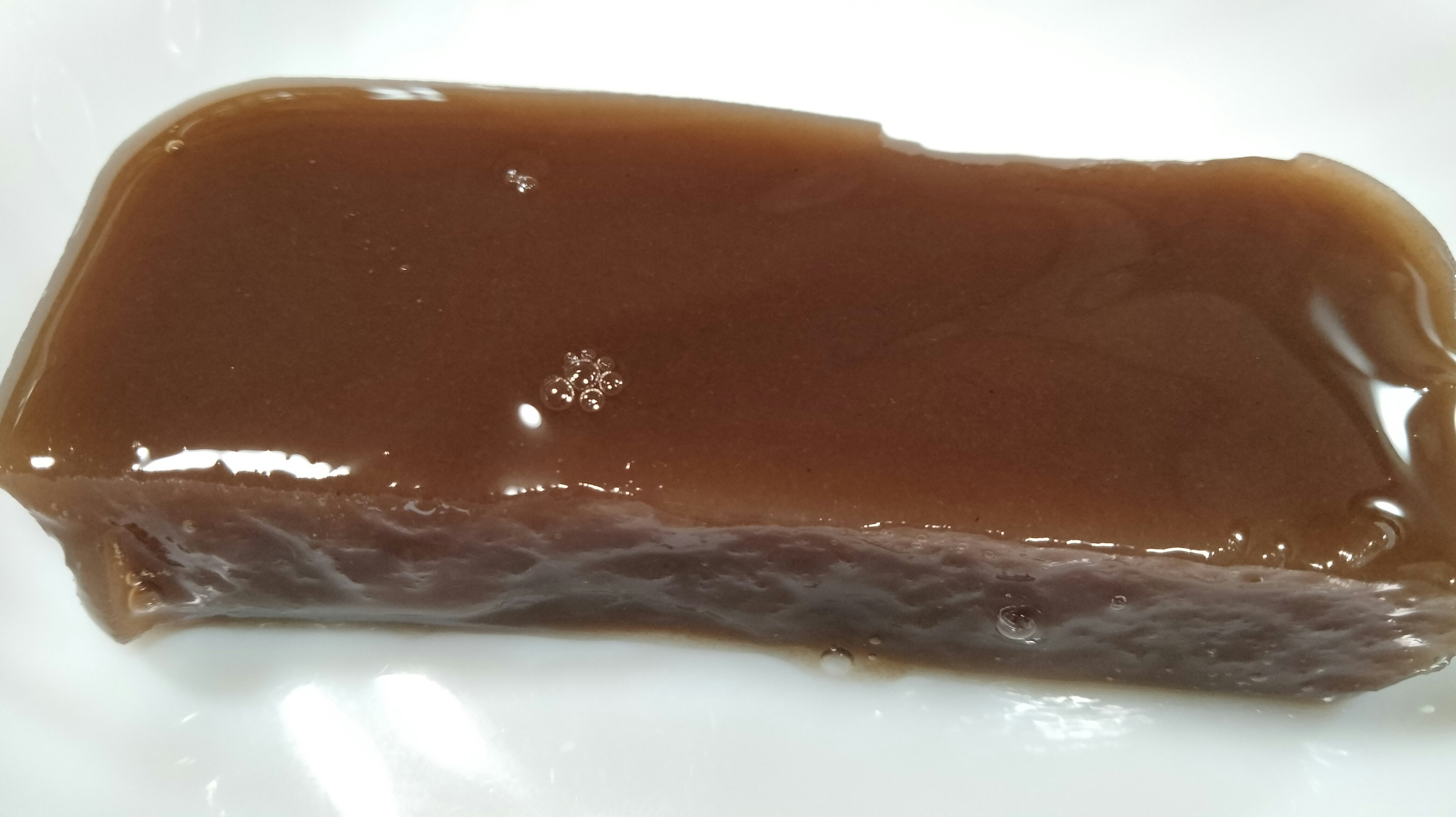 Irisan pencuci mulut seperti jelly berwarna coklat