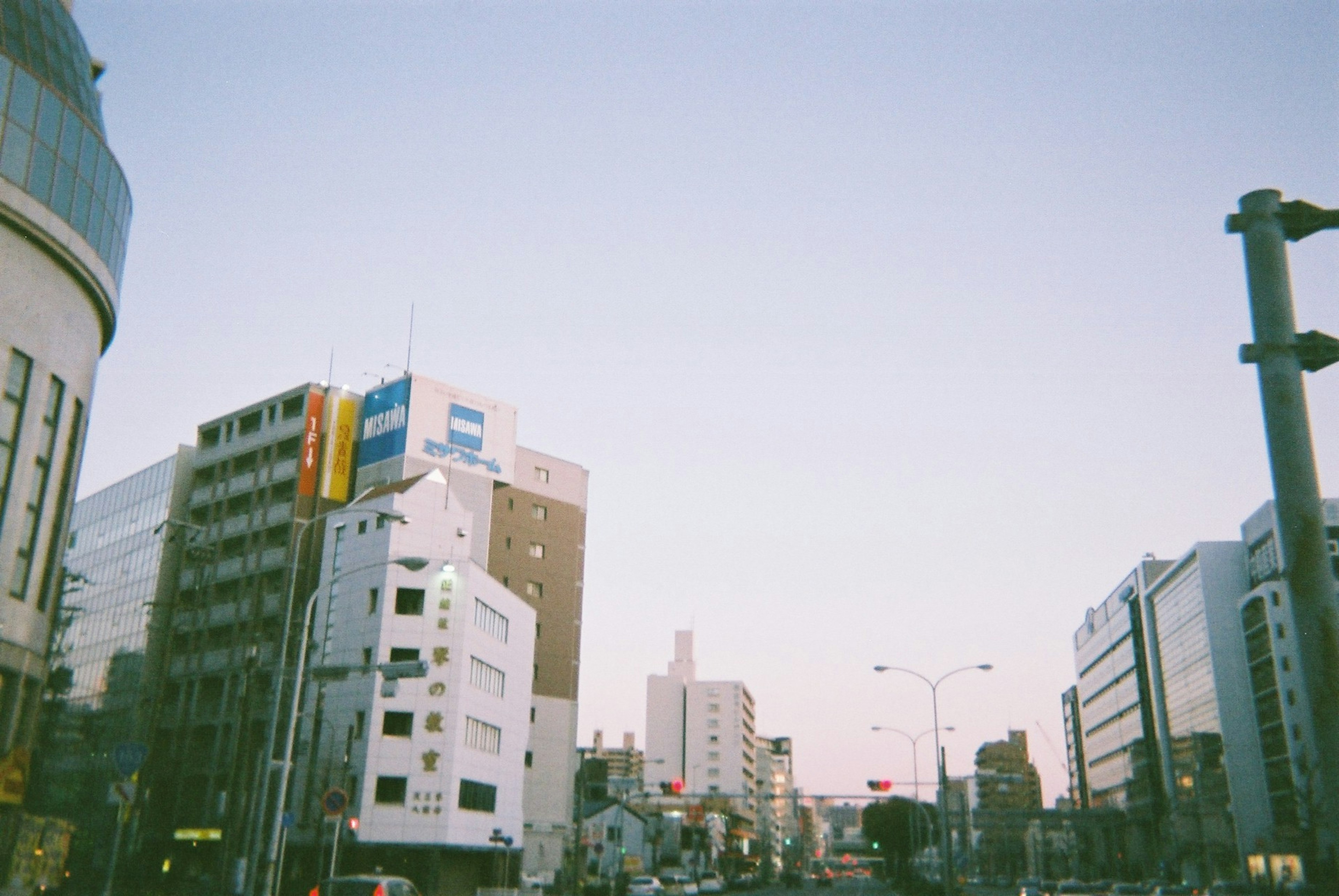 都市の風景 高層ビルの並ぶ街並み 明るい空