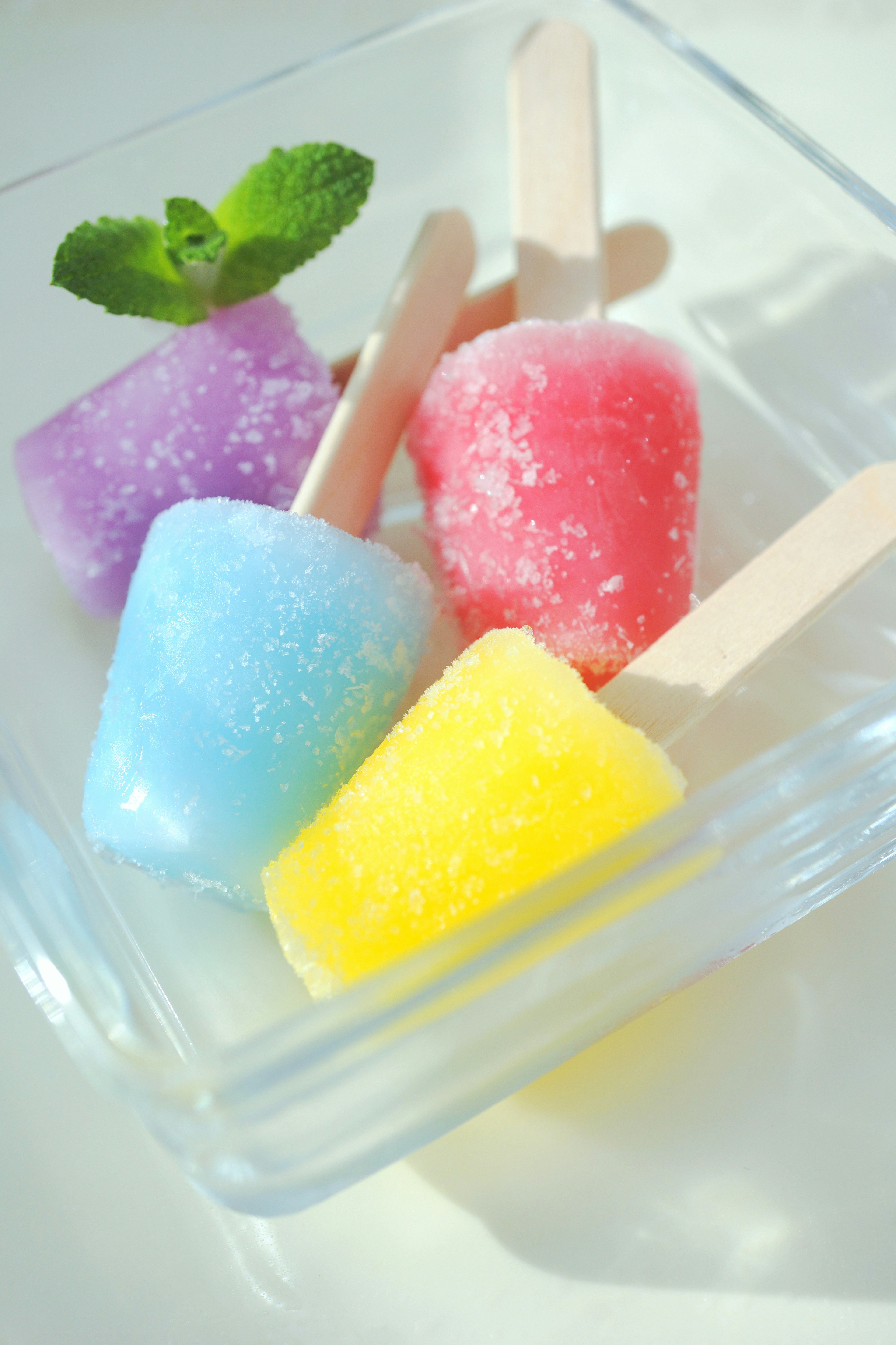 Paletas coloridas dispuestas en un plato transparente