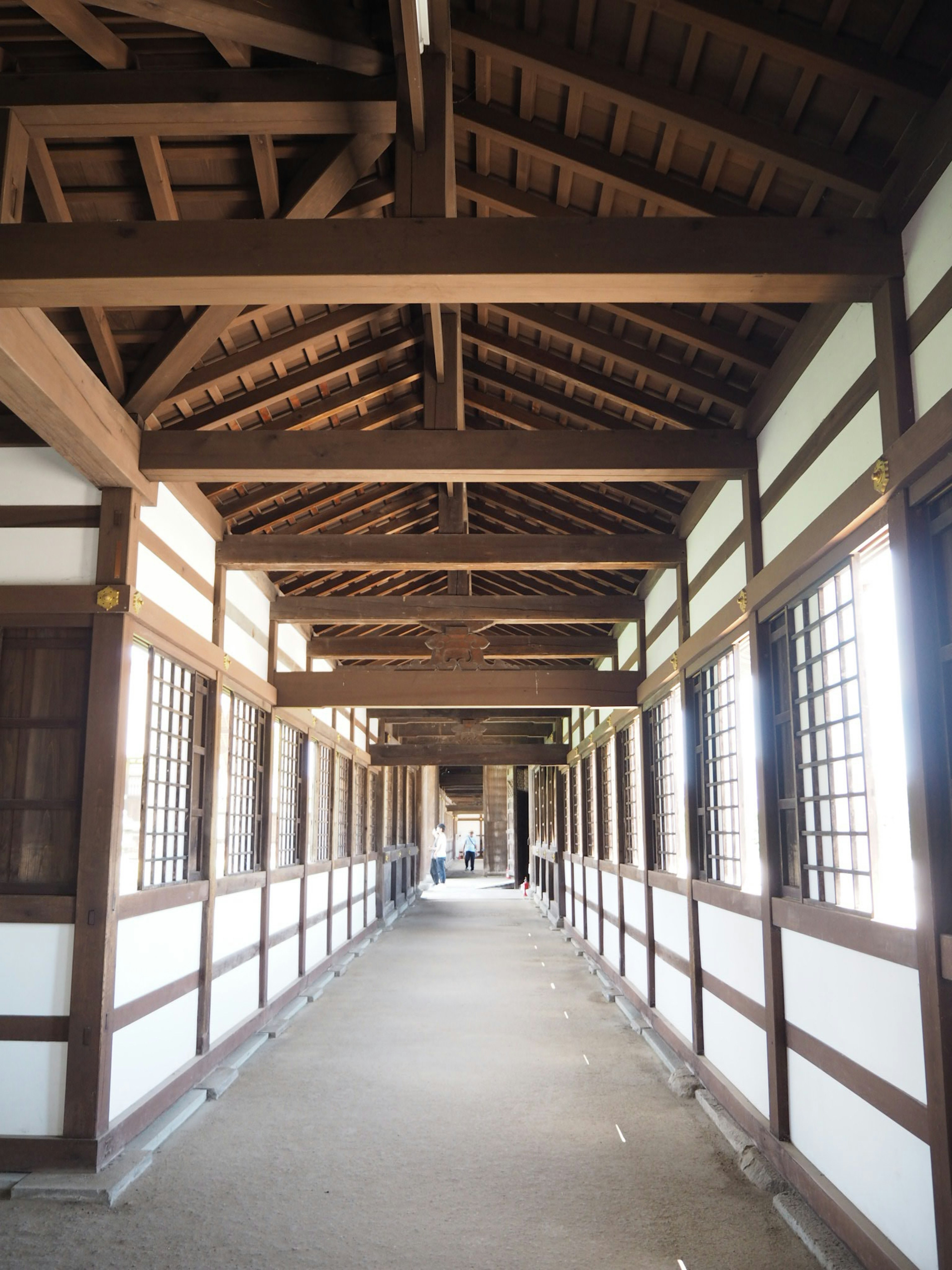 Innenansicht eines traditionellen japanischen Flurs mit Holzbalken und Gitterfenstern