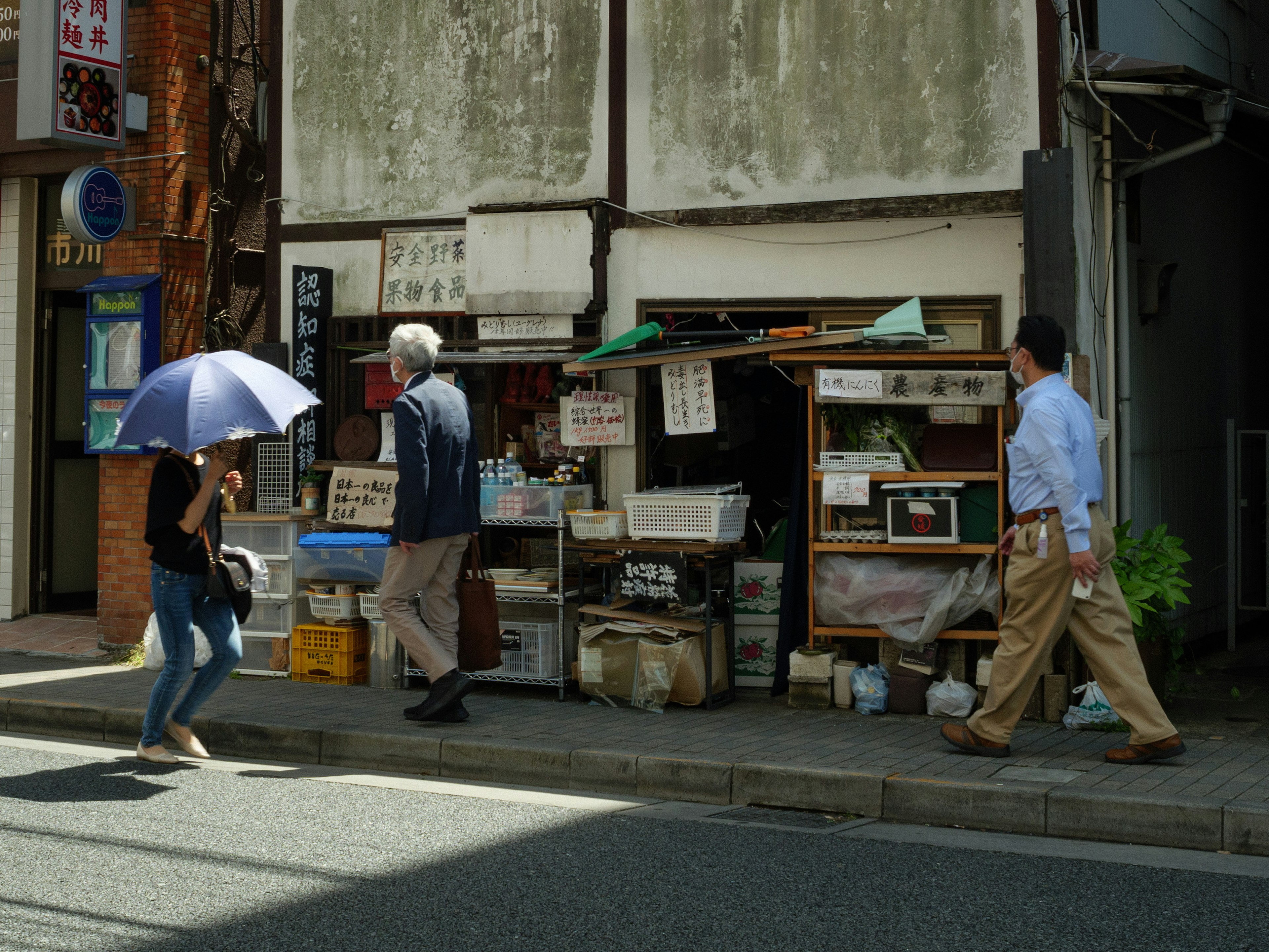 通りを歩く人々と古い店の外観