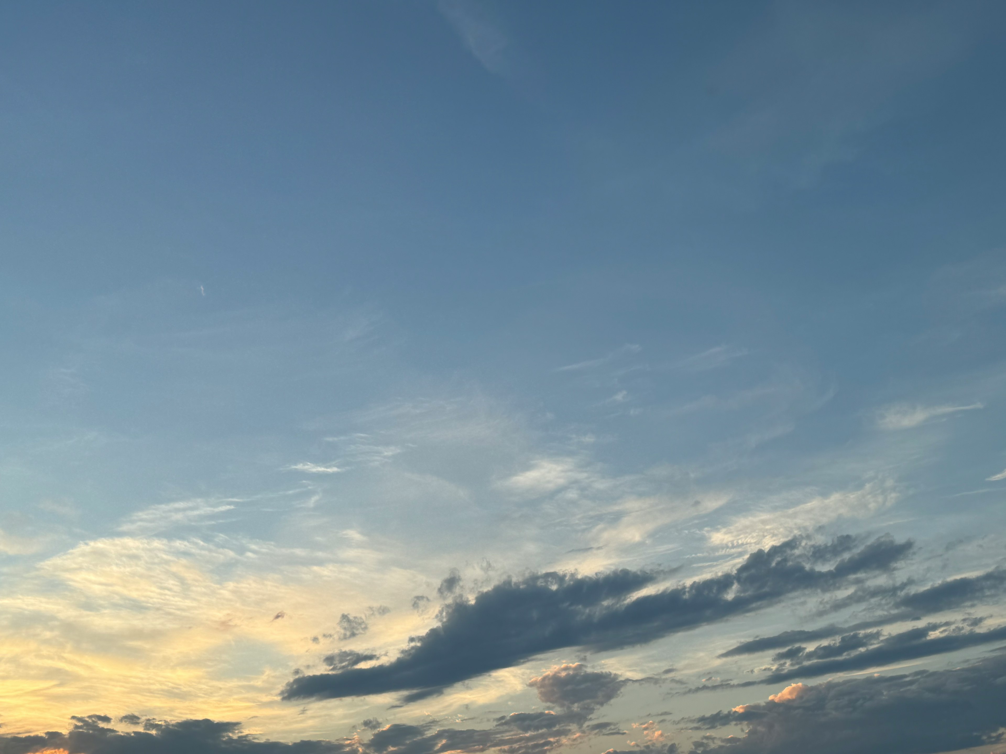 Un paesaggio bellissimo con cielo azzurro e nuvole