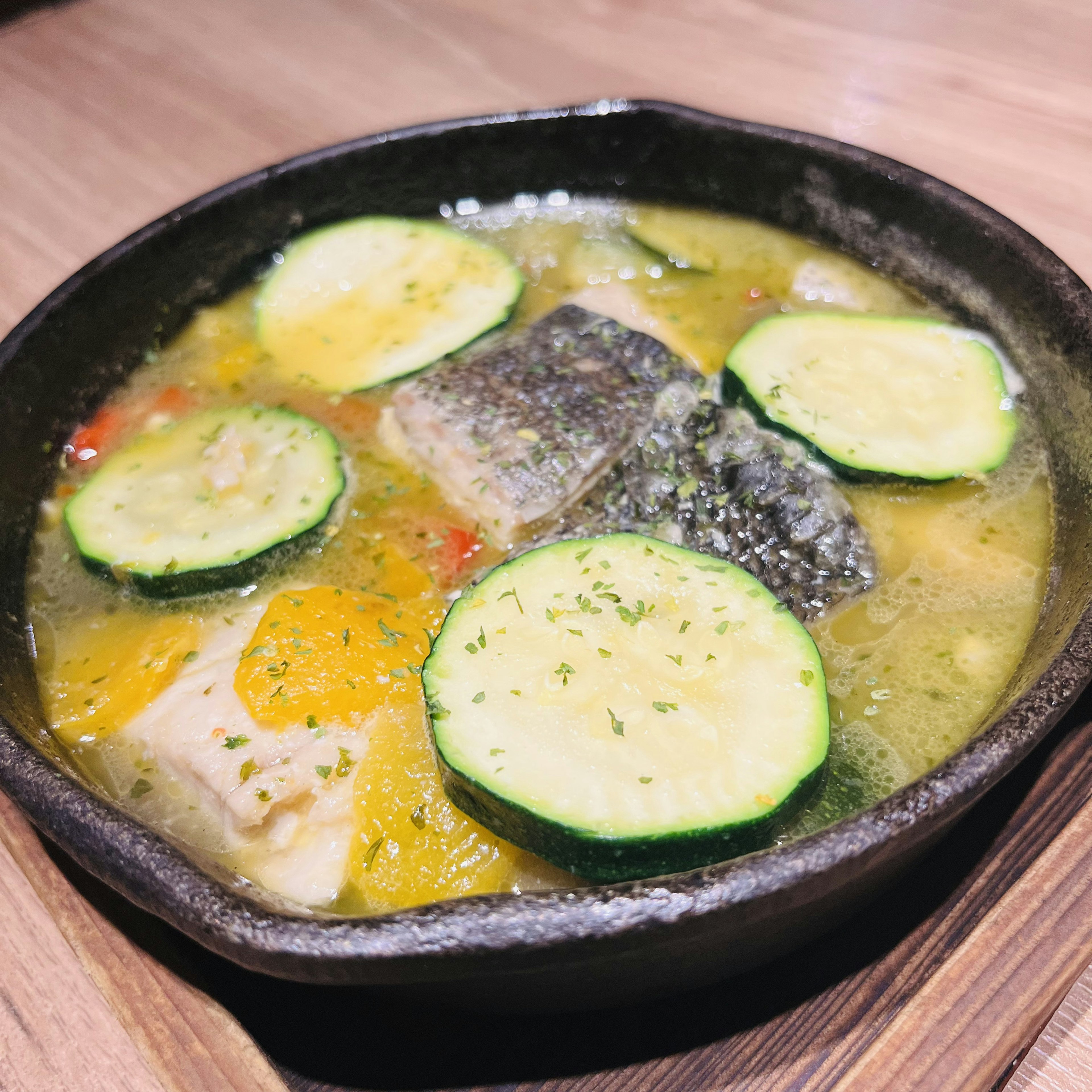 Foto stew sayuran dan ikan dalam panci