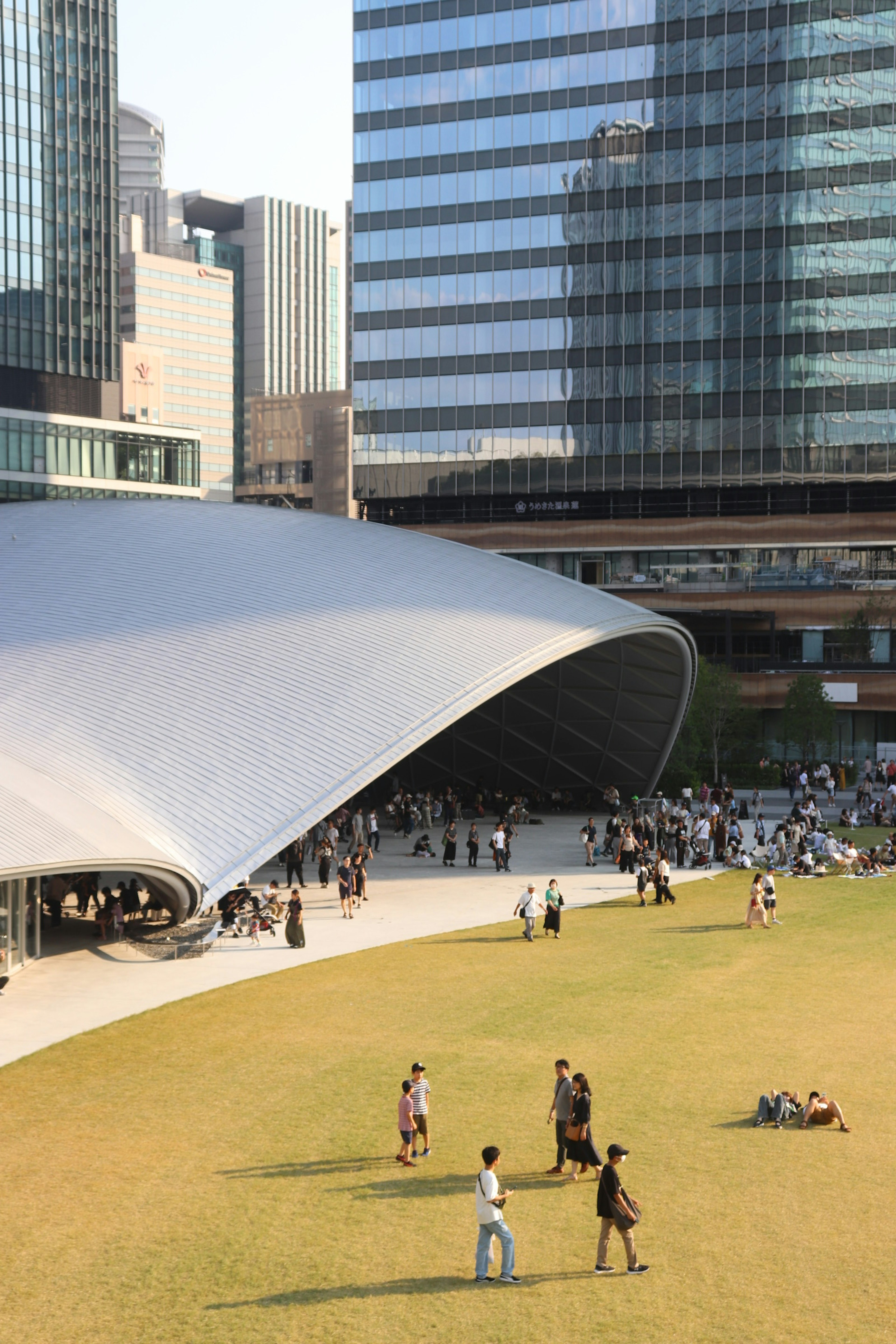 現代的な建築と広々とした緑地が広がる都市の風景