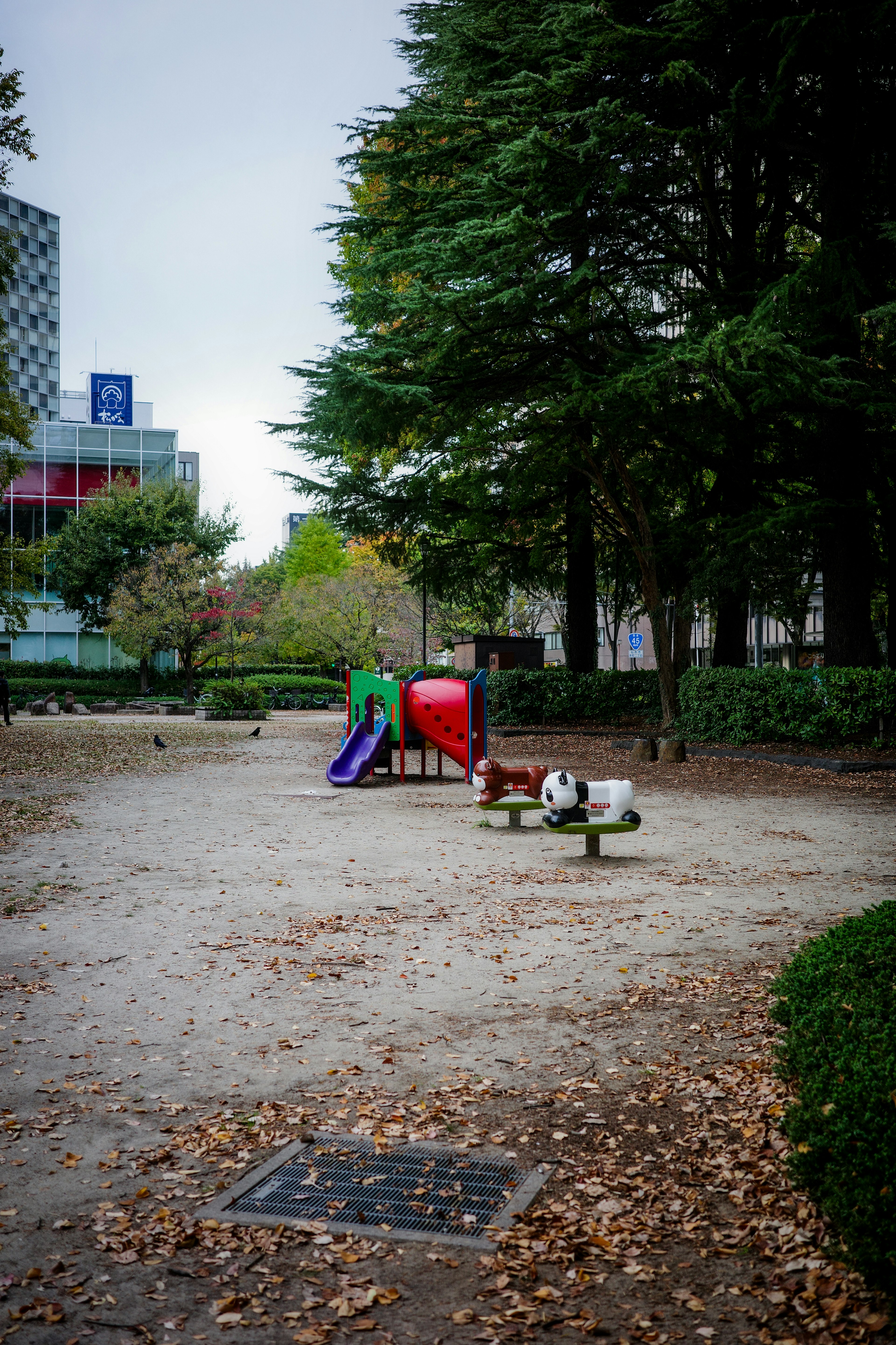 Ruhige Parksituation mit Spielgeräten