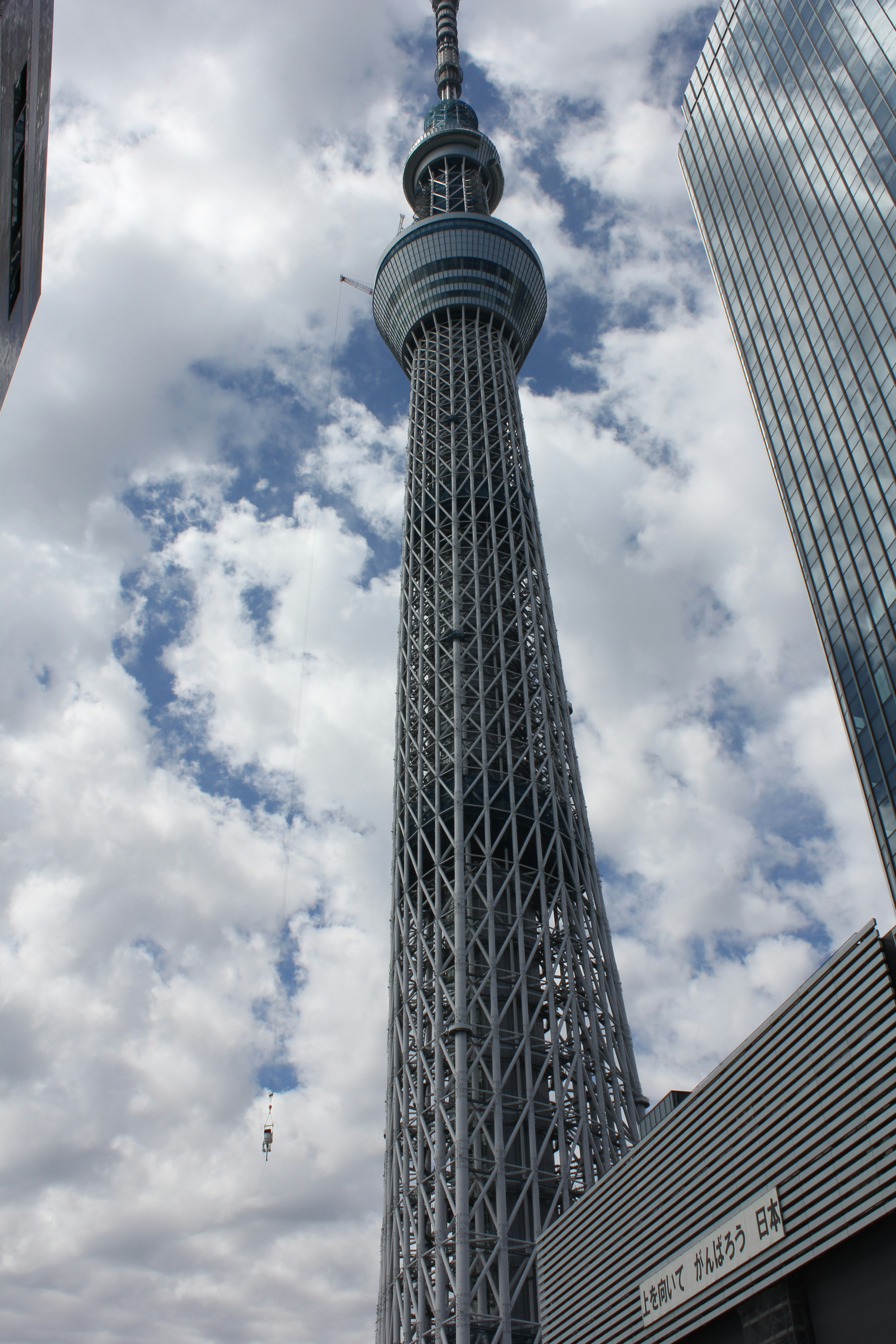 東京スカイツリーの高い構造と青空に浮かぶ雲