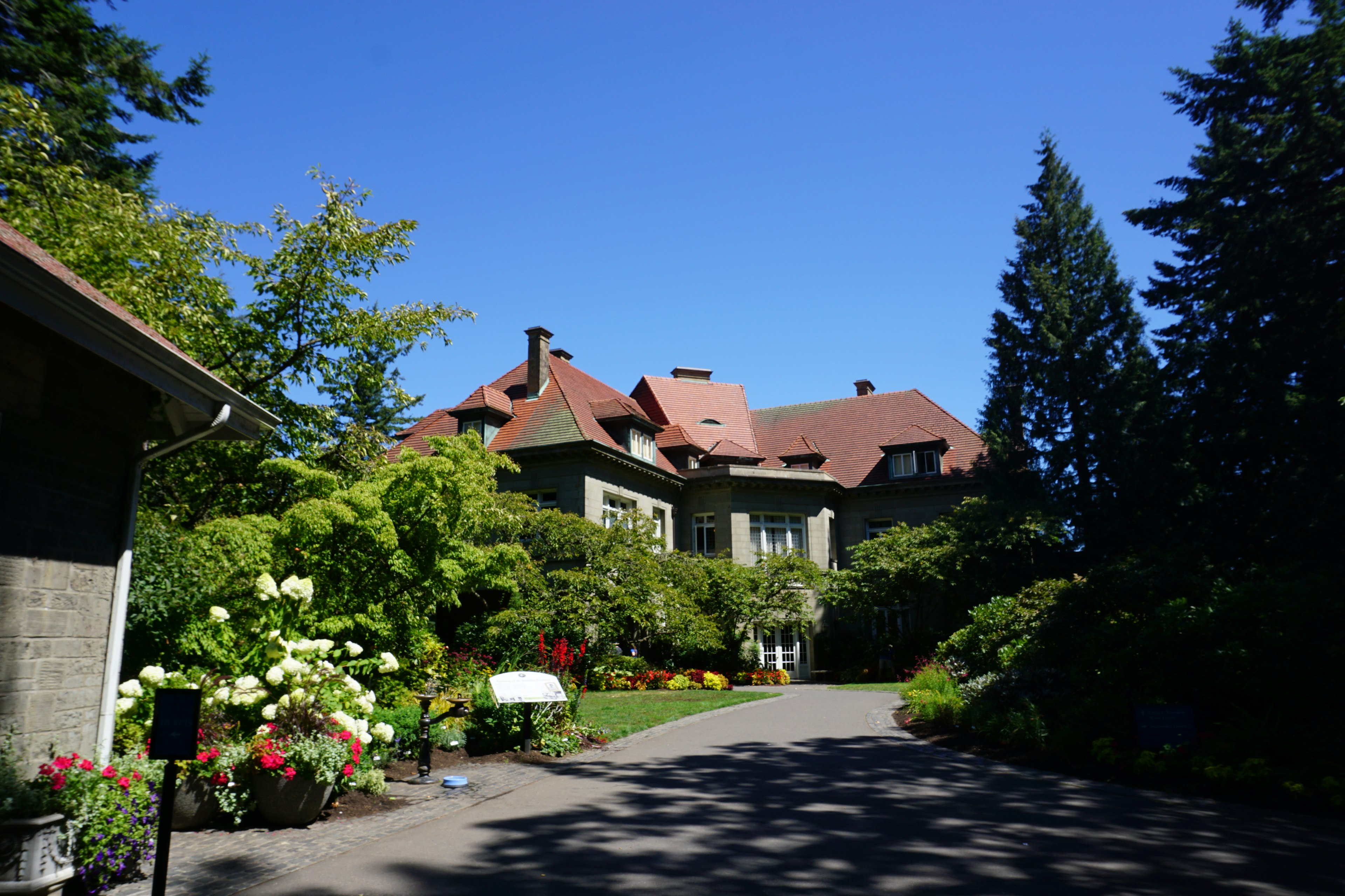 Paysage de maison et jardin magnifique sous un ciel bleu