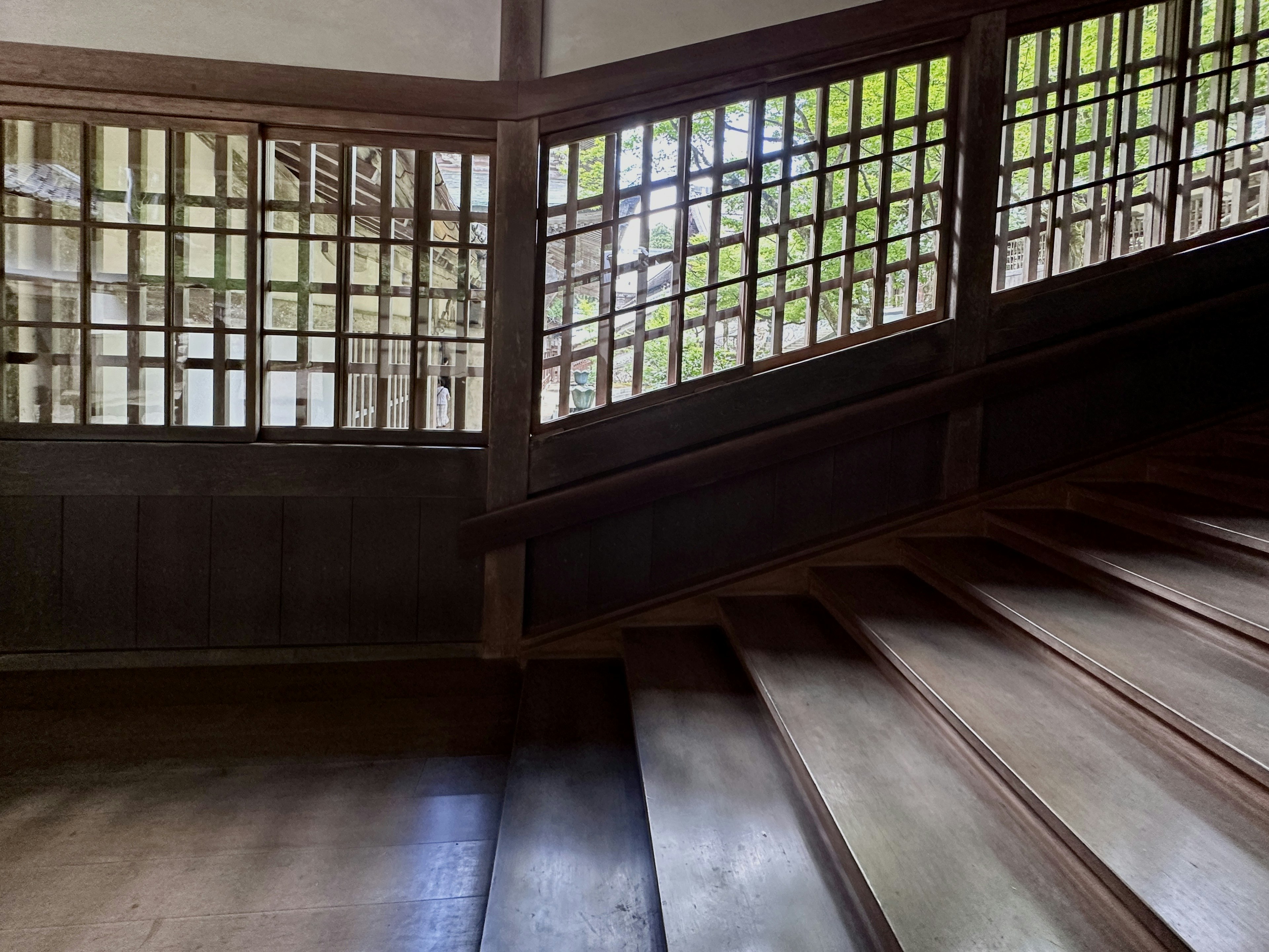 Escalera de madera con ventanas de rejilla en un interior japonés tradicional