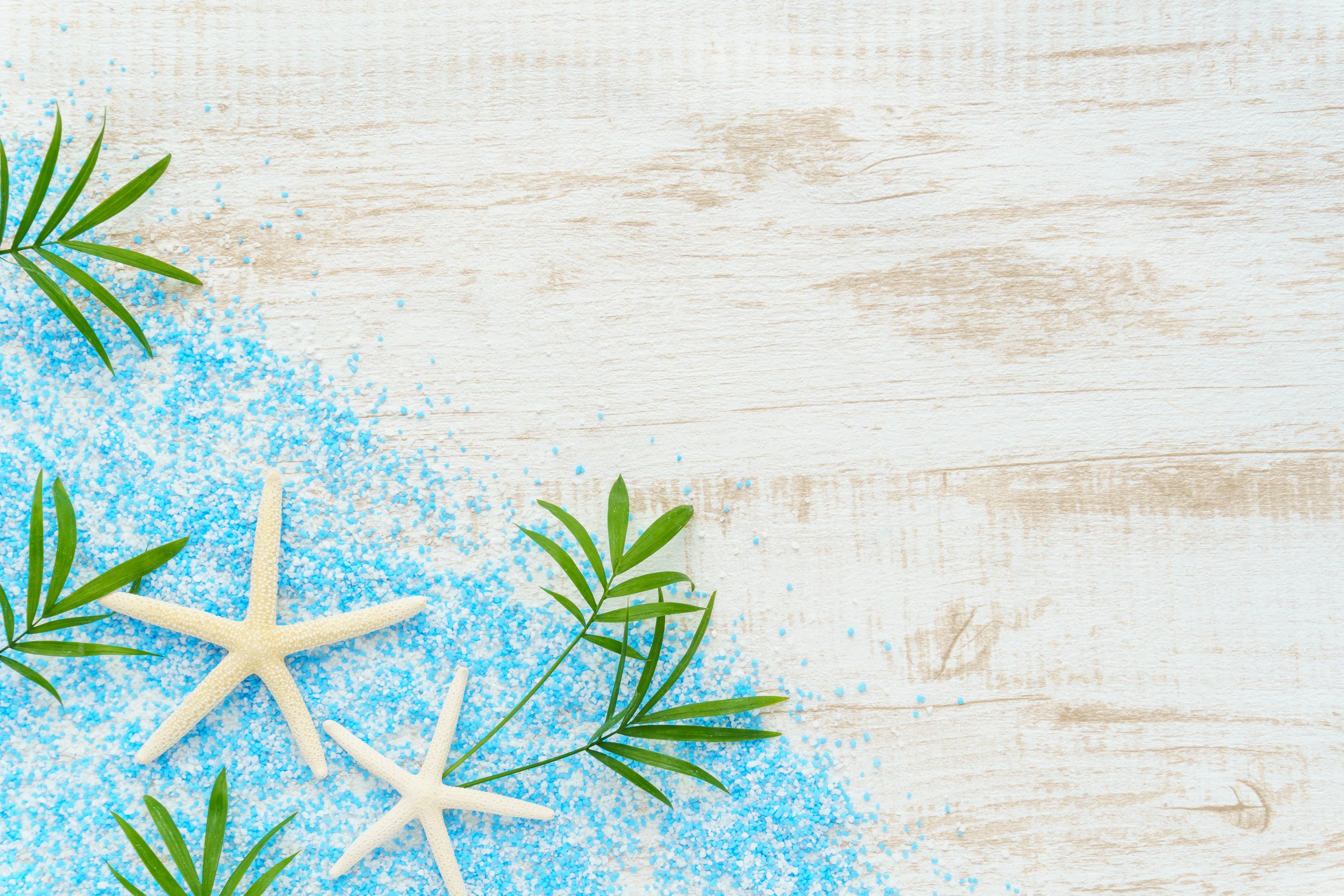 Décoration de plage avec du sable bleu et des étoiles de mer