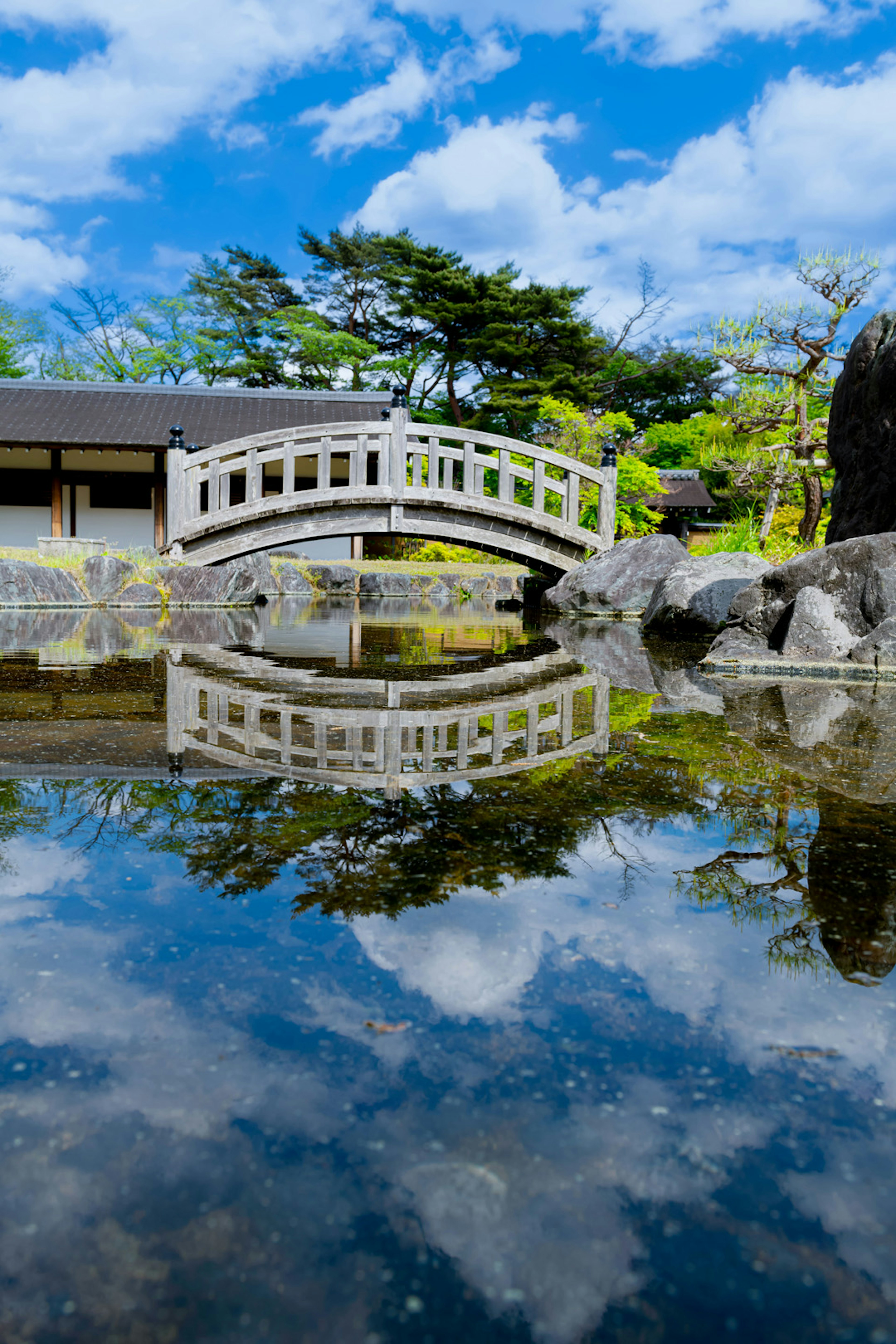 Vista panoramica di un ponte da giardino riflesso nell'acqua