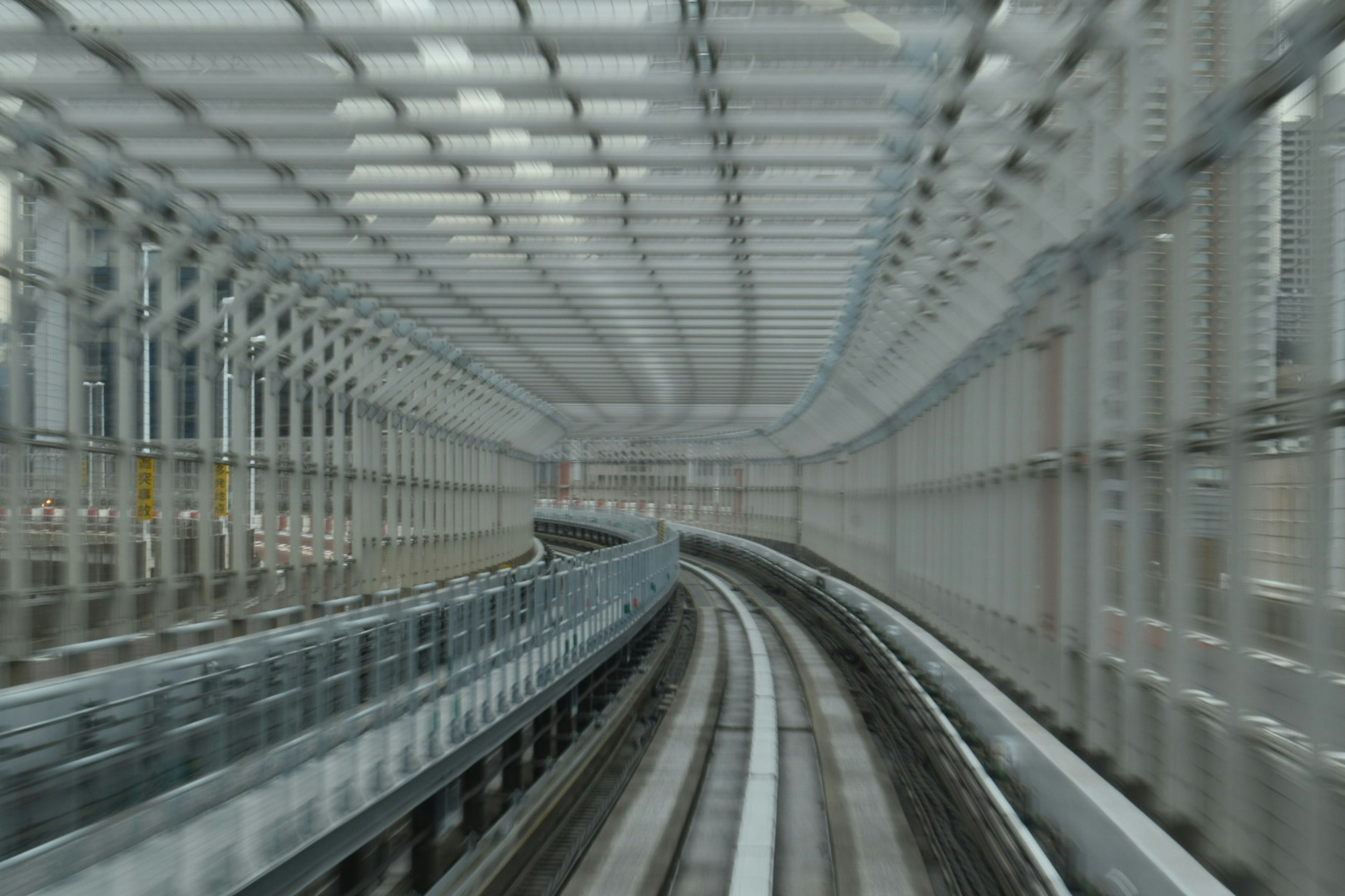 Intérieur d'un tunnel de chemin de fer courbe avec une structure en métal