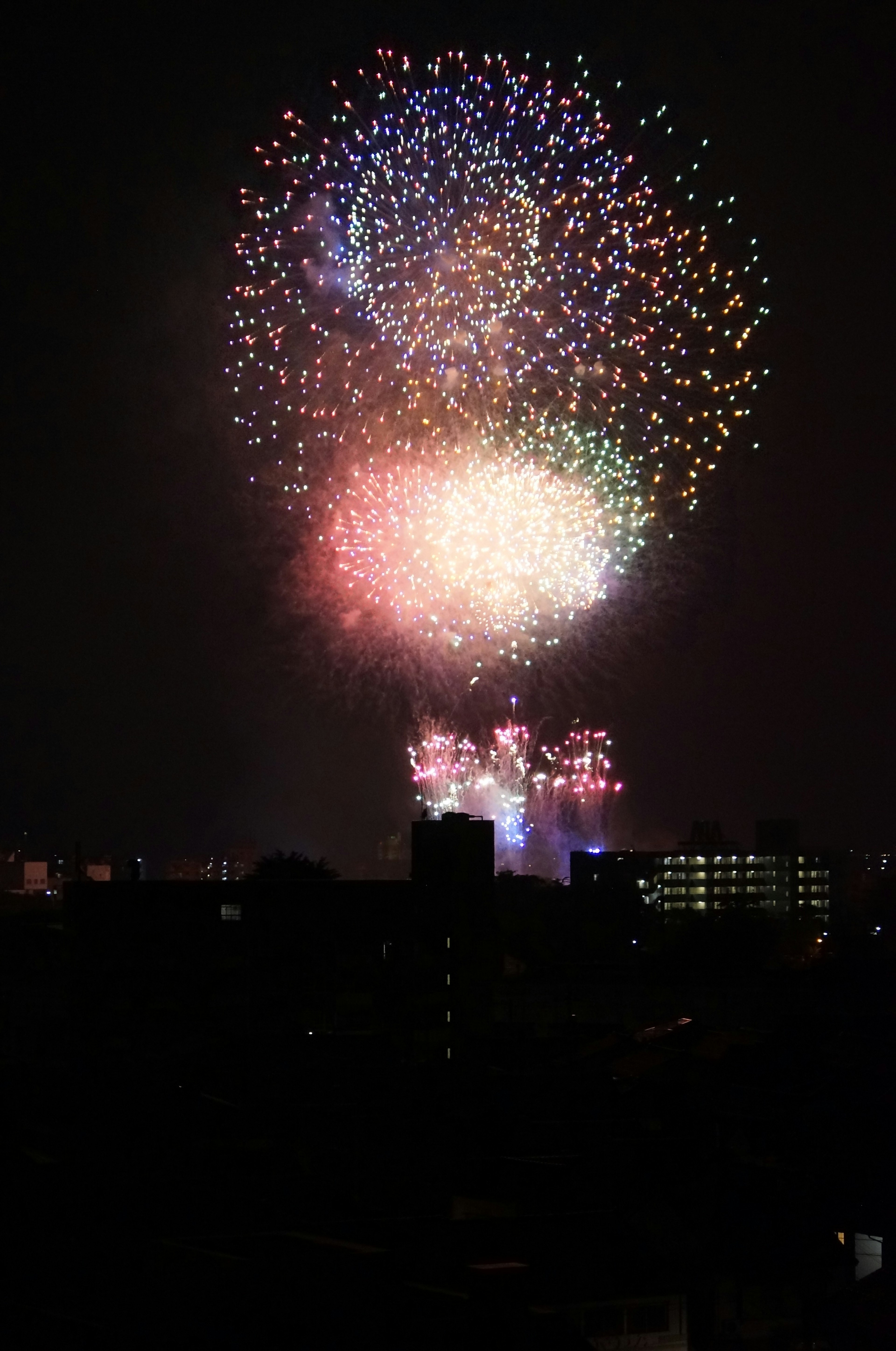 Bunte Feuerwerke, die am Nachthimmel explodieren