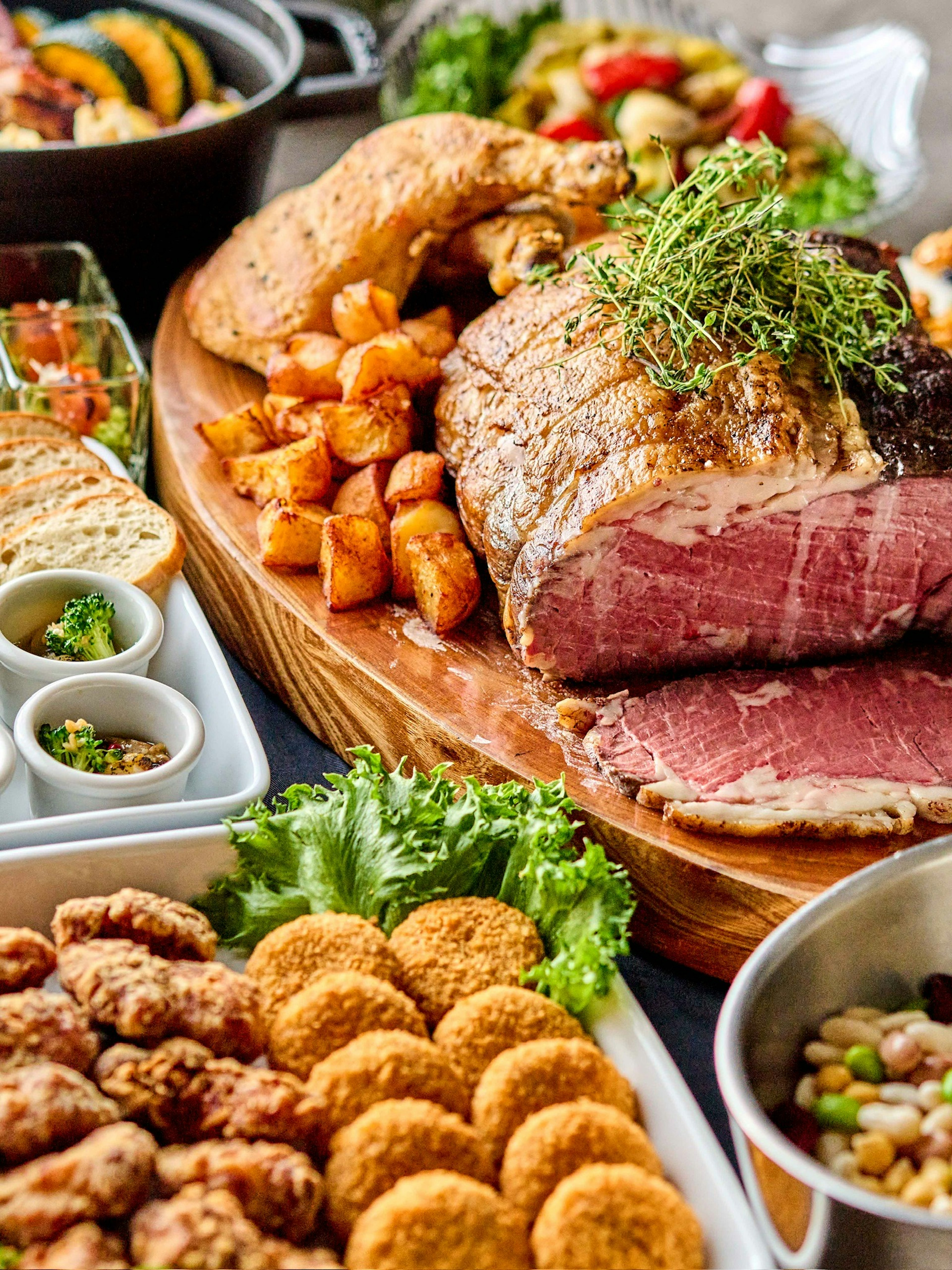 Une table joliment dressée avec du rôti de bœuf et divers plats d'accompagnement