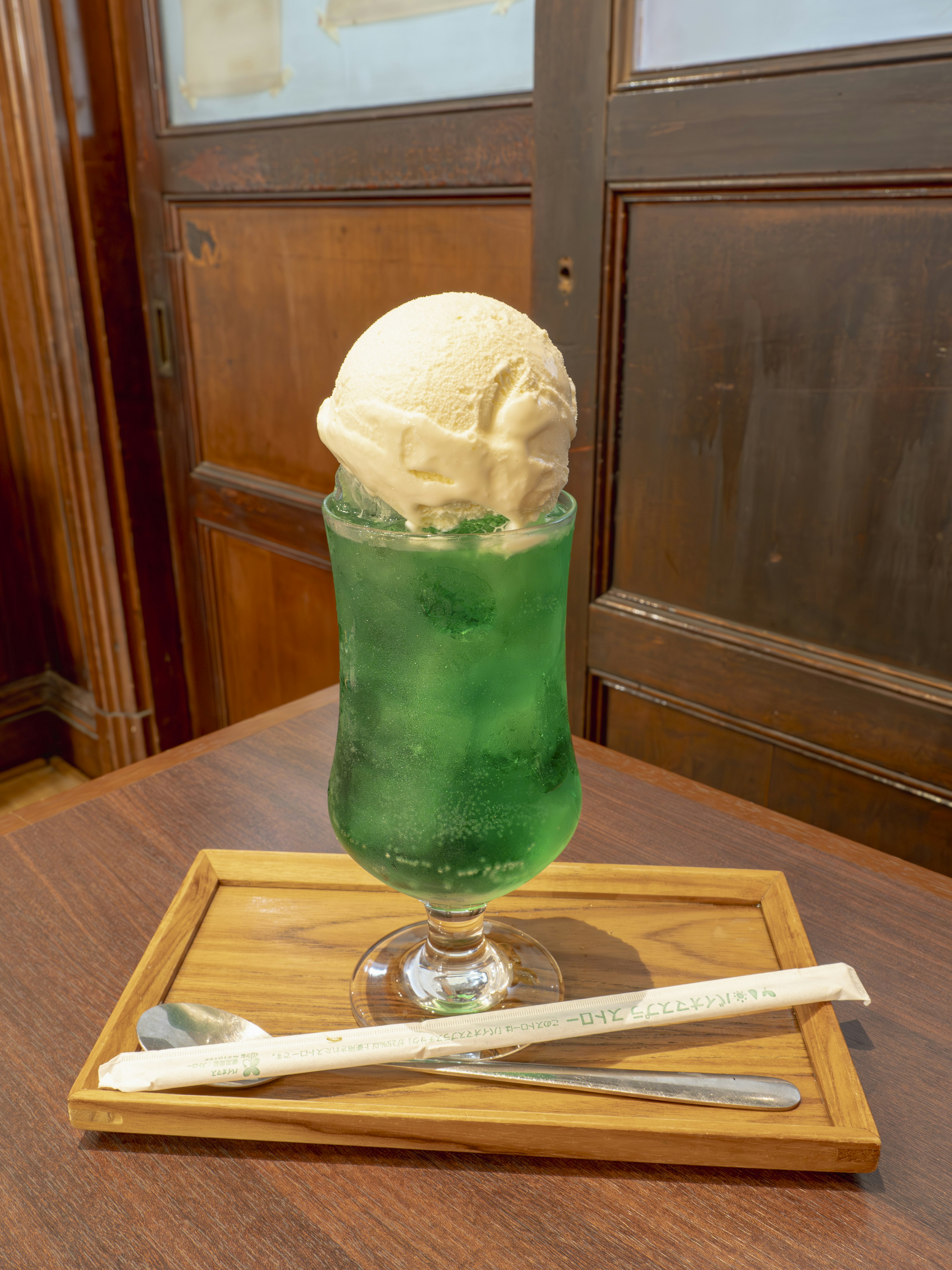 Dessert con una bevanda verde guarnita con una pallina di gelato